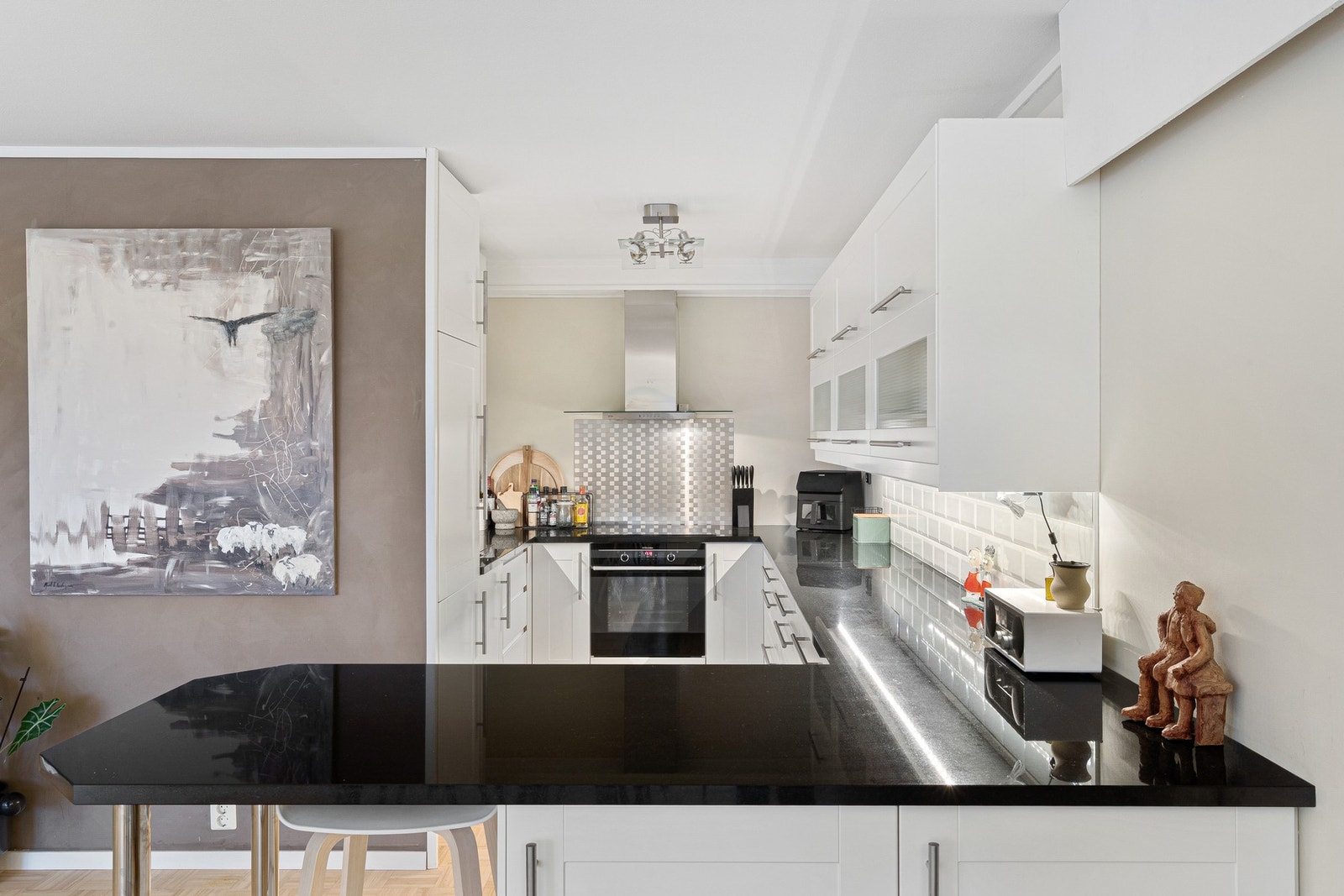 Lyst og pent kjøkken med mye skap- og benkeplass. Galleribilde