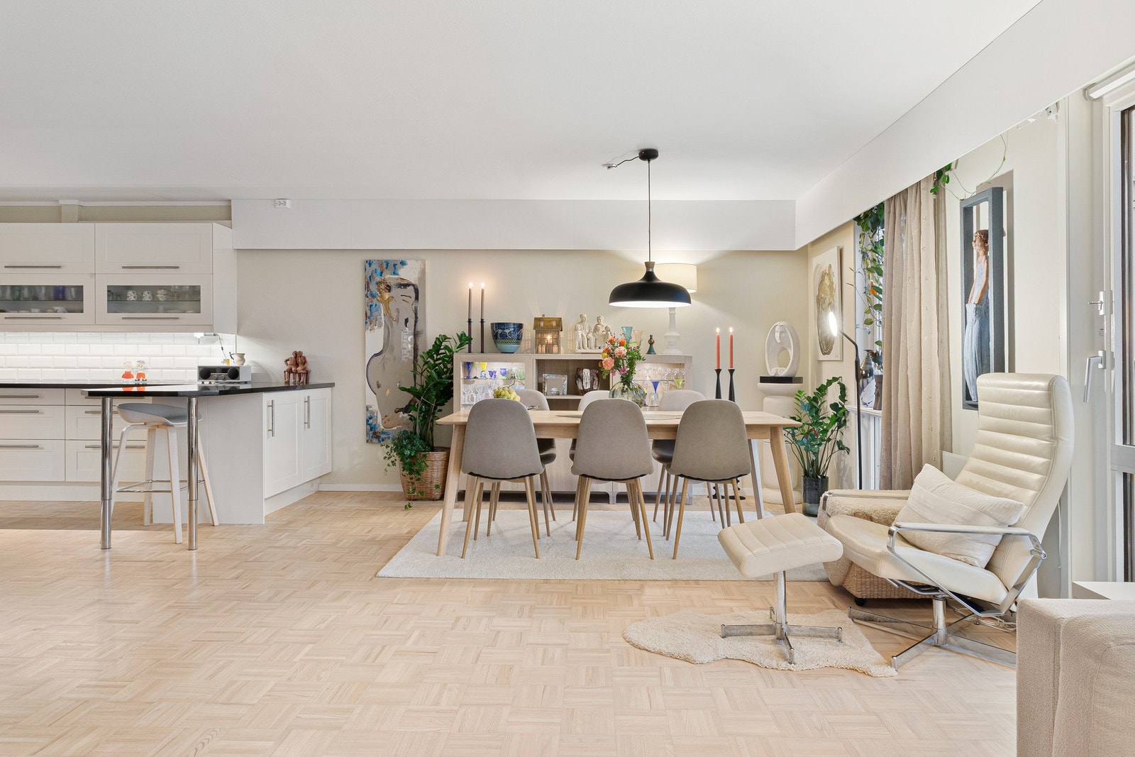 Stor stue/kjøkken-løsning på hele 46 kvm. Galleribilde