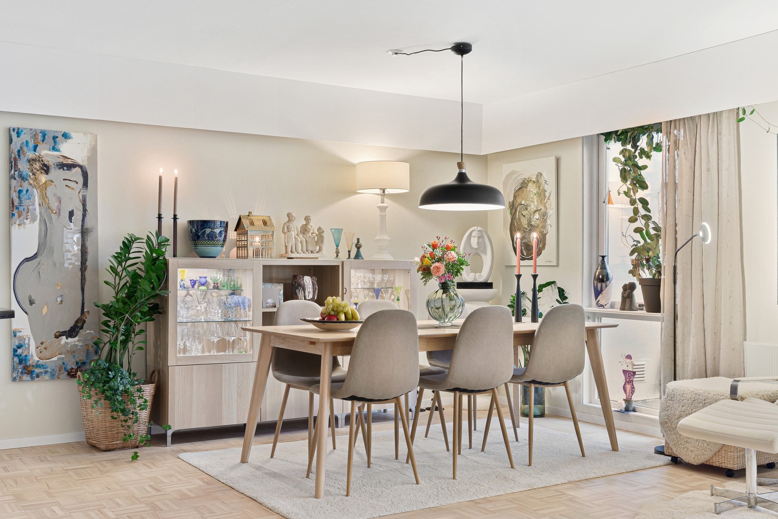 Spiseplassen finner sin naturlige plass i rommet mellom stua og kjøkkenet. Galleribilde