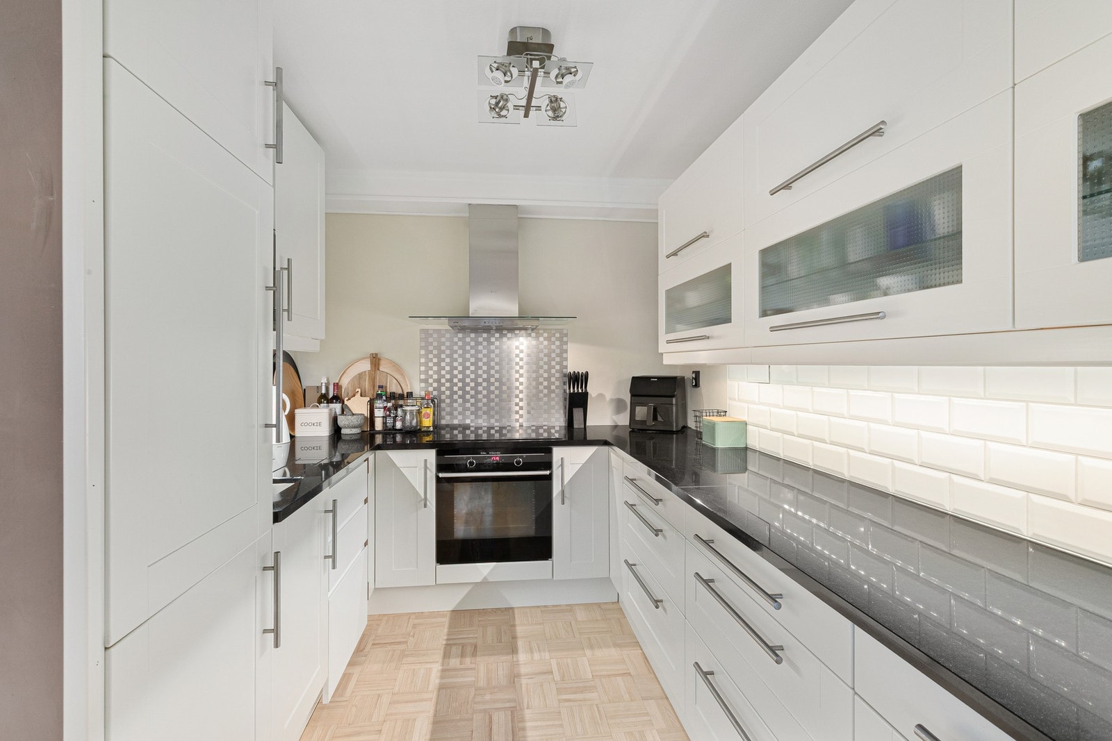 Kjøkkenet har nydelig benkeplate i stein. Galleribilde