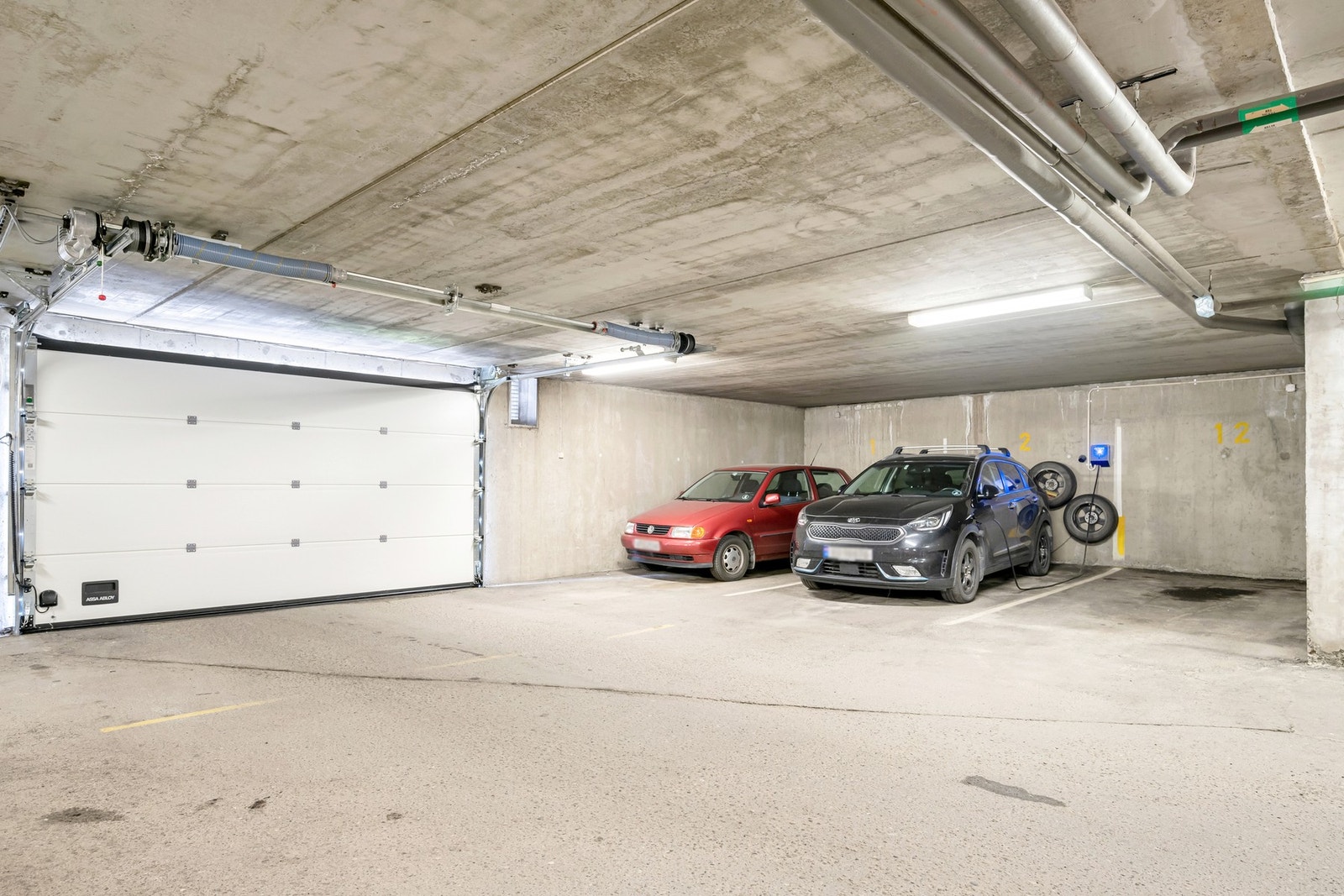 Leiligheten disponerer fast p-plass i oppvarmet garasjekjeller. Her har man også en sportsbod. Galleribilde