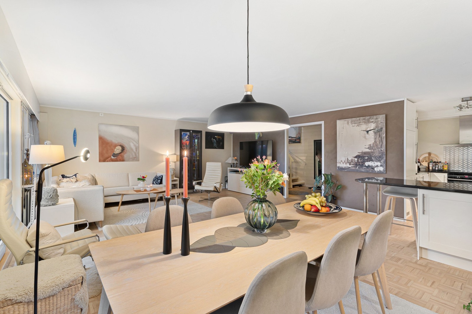 Den delvis åpne løsninga mellom stua og kjøkkenet bidrar til en god romfølelse. Galleribilde