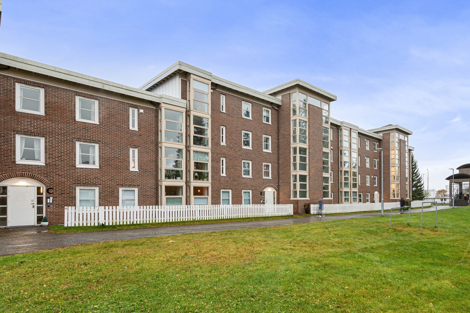 Fra eiendommen har du umiddelbar nærhet til alle servicefunksjoner på Tiller. Galleribilde