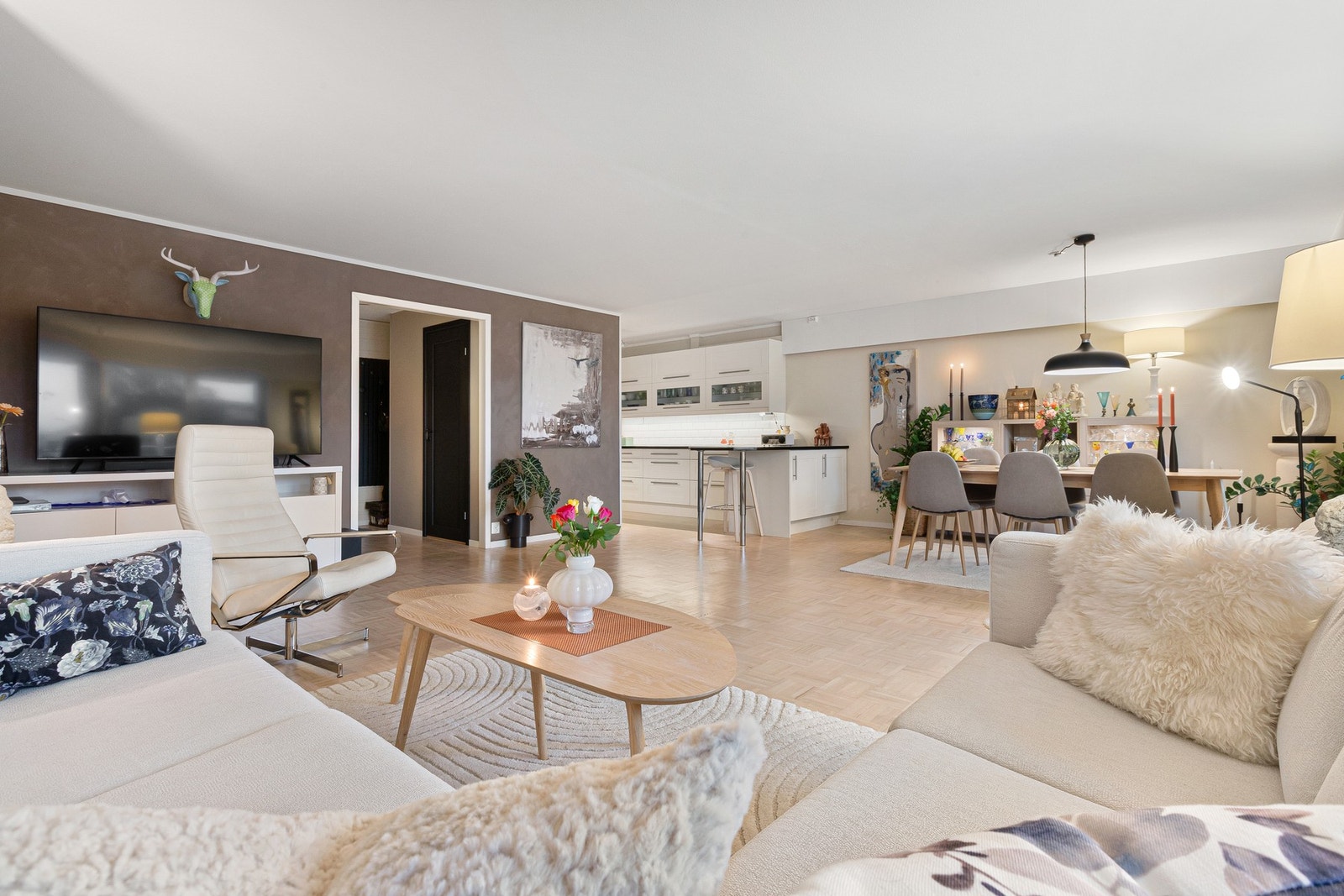 Leiligheten ligger fint til i 2. og 3. etasje. Galleribilde