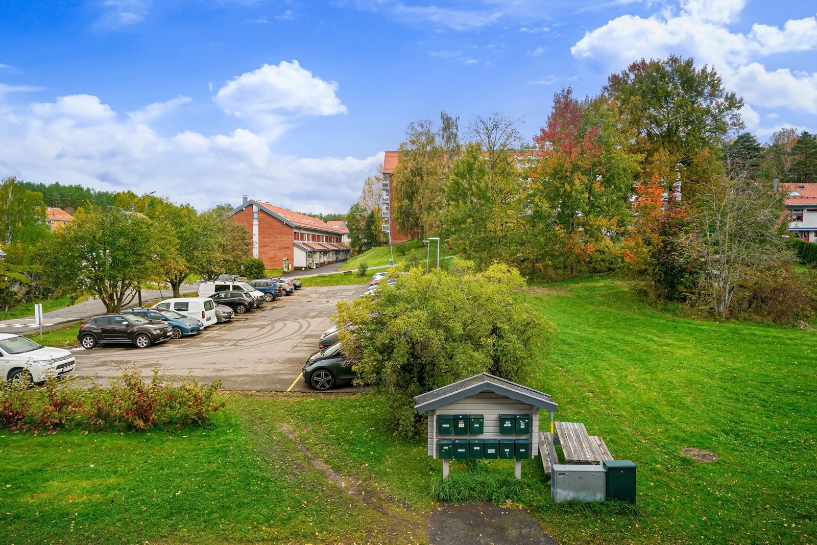 Parkeringsplass for beboere og gjester rett utenfor døren. Galleribilde