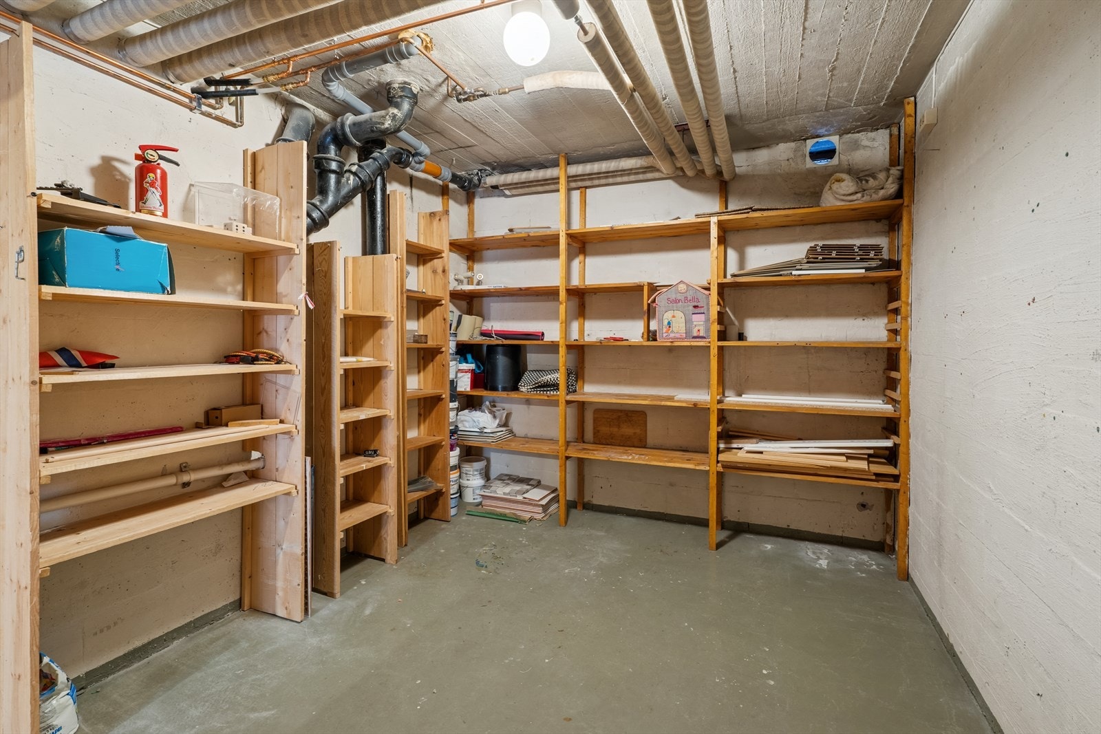 Her er det godt med lagringsplass. Eventuelt kan du fjerne alle trrevegger (ikke bærende) i boder og gjøre dette til et stort rom om ønskelig. Galleribilde