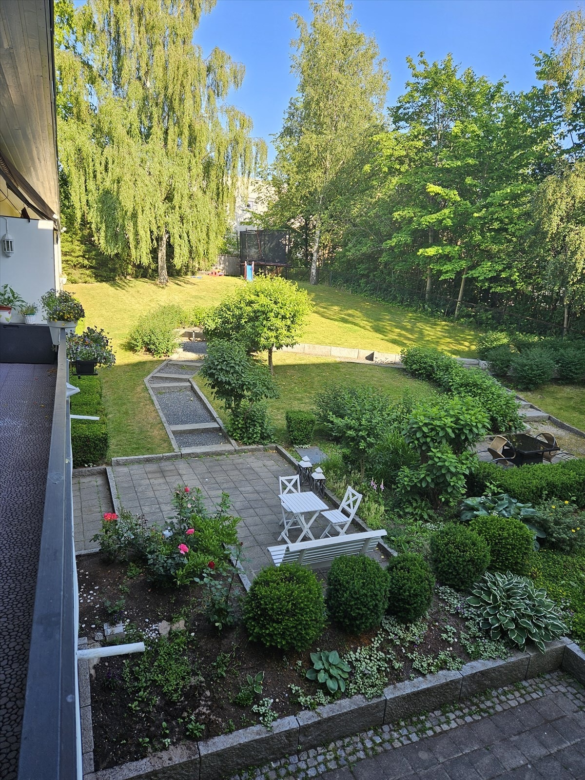 Bilde av uteområdet. Tatt av selger 25.juni 2023 kl 18.32. Galleribilde