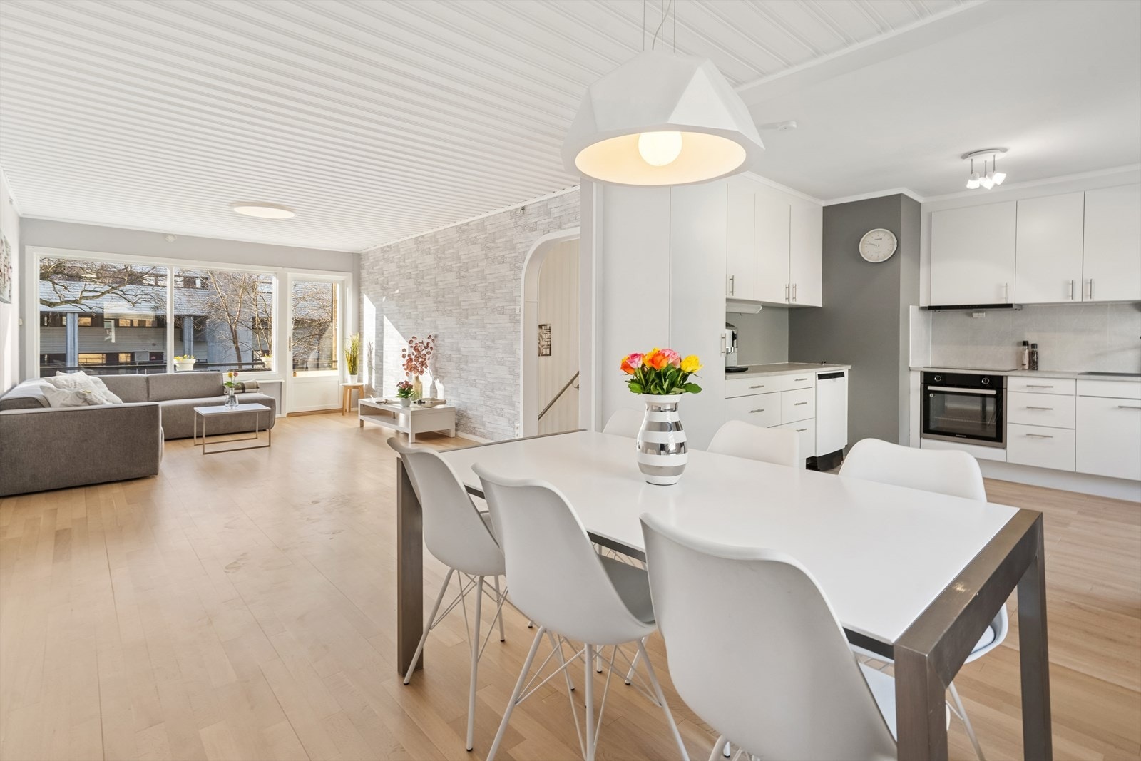 Stuen har plass til flere møbleringsmuligheter for å skape den stuen du selv ønsker. Galleribilde