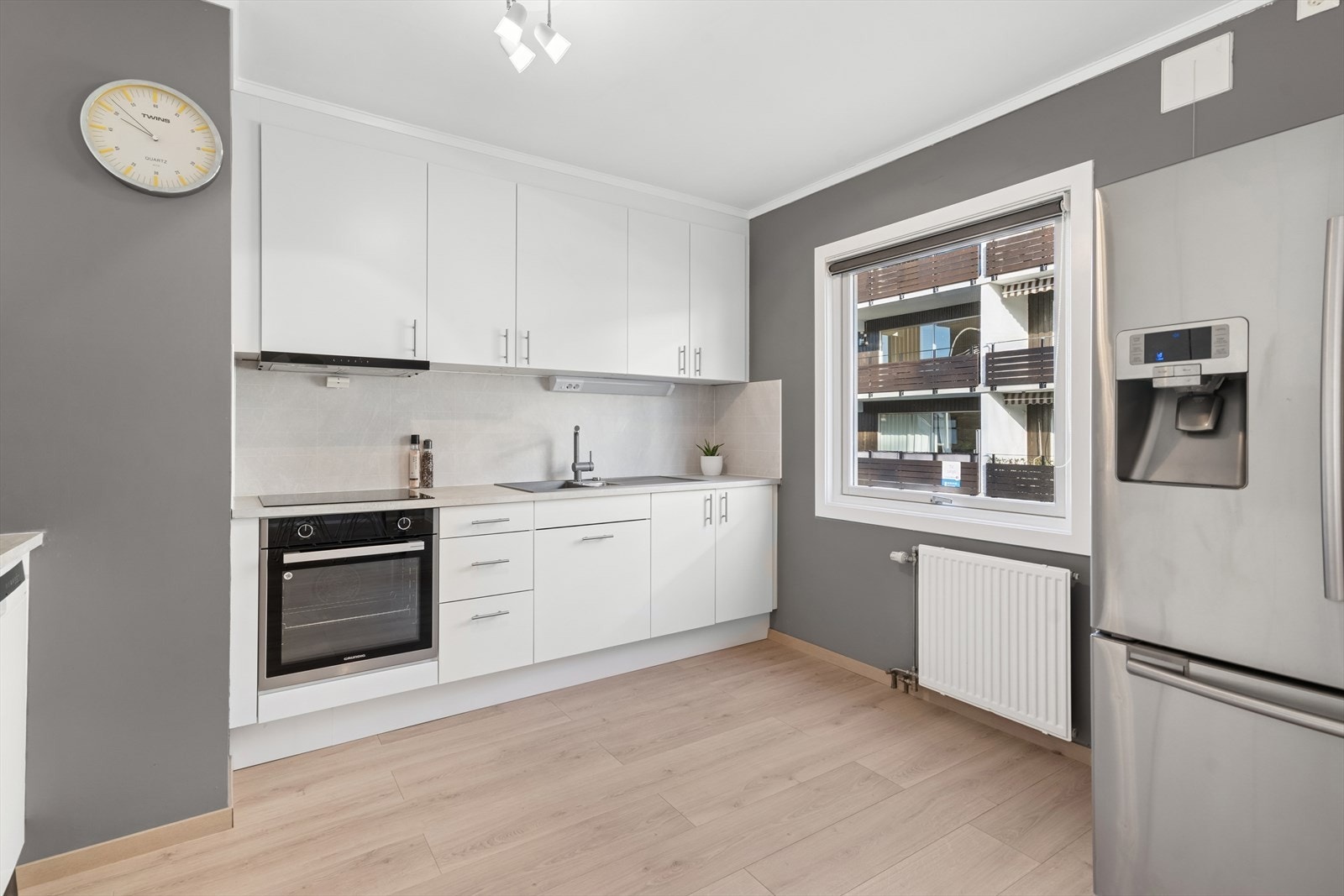 Innredning fra 2023 med glatte fronter og laminat benkeplate med nedfelt kum i kompositt. Alle hvitevarer med unntak av kaffetrakter følger med på kjøpet. Galleribilde