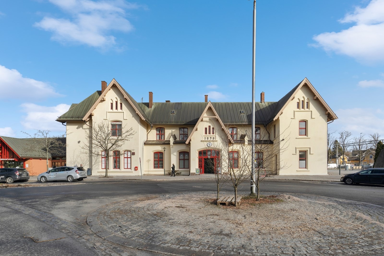 Jernbanestasjonen ligger kun 5 minutters gange unna leiligheten. Galleribilde