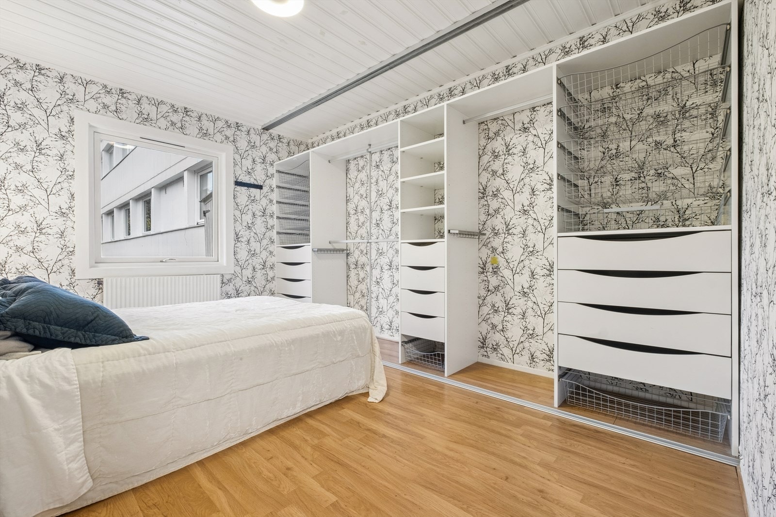 Hovedsoverommet har plass til dobbeltseng, tilhørende møblement og stor garderobe med god oppbevaringsplass. Galleribilde