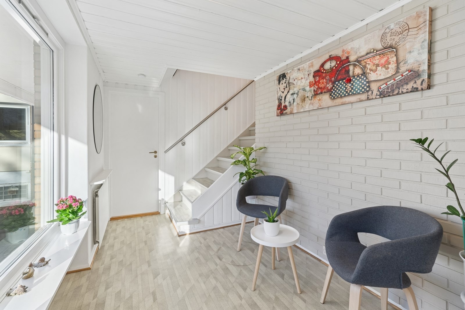Her ønsker du velkommen inn i en romslig, lys hall. Plass til å sette opp en stor garderobe om ønskelig. Bred, rett trapp opp til 2. etasje. Galleribilde