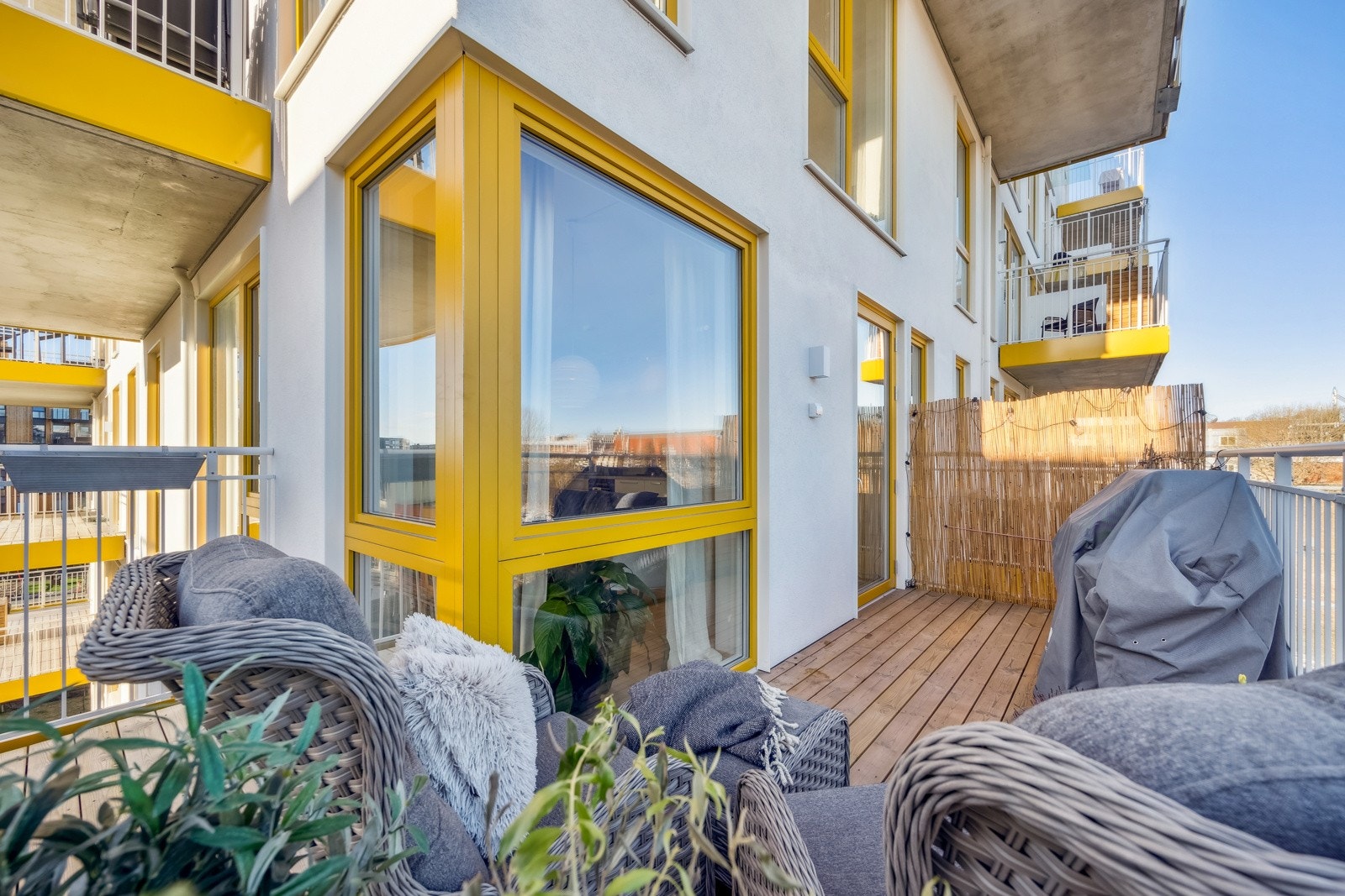 Balkongen er på 13 kvm. med god plass til ønsket utemøblement. Galleribilde