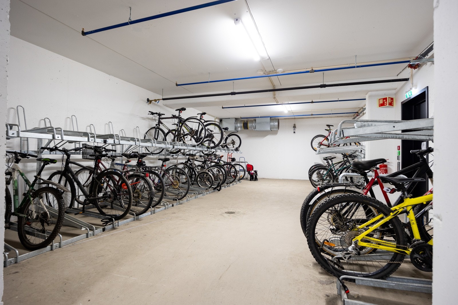I kjeller finner du sykkelparkeringen. Galleribilde