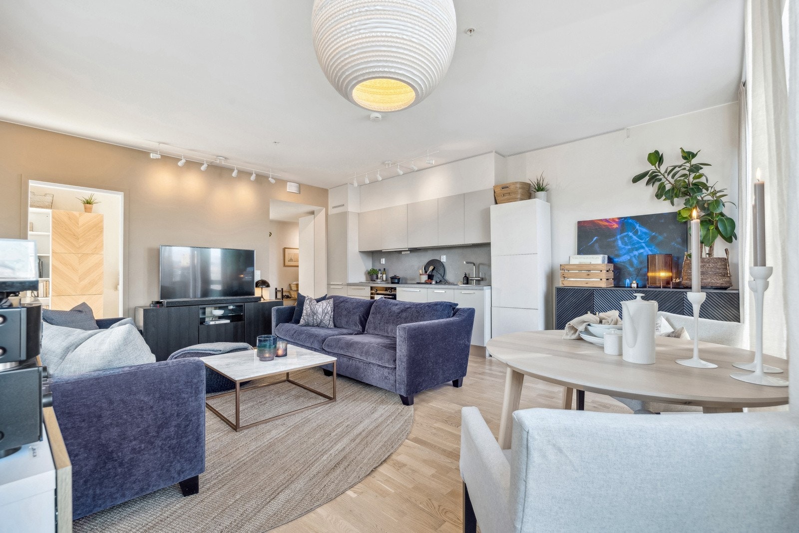 Stuen er malt i lyse farger med gode muligheter for å sette sitt personlig preg på leiligheten gjennom interiør. Galleribilde