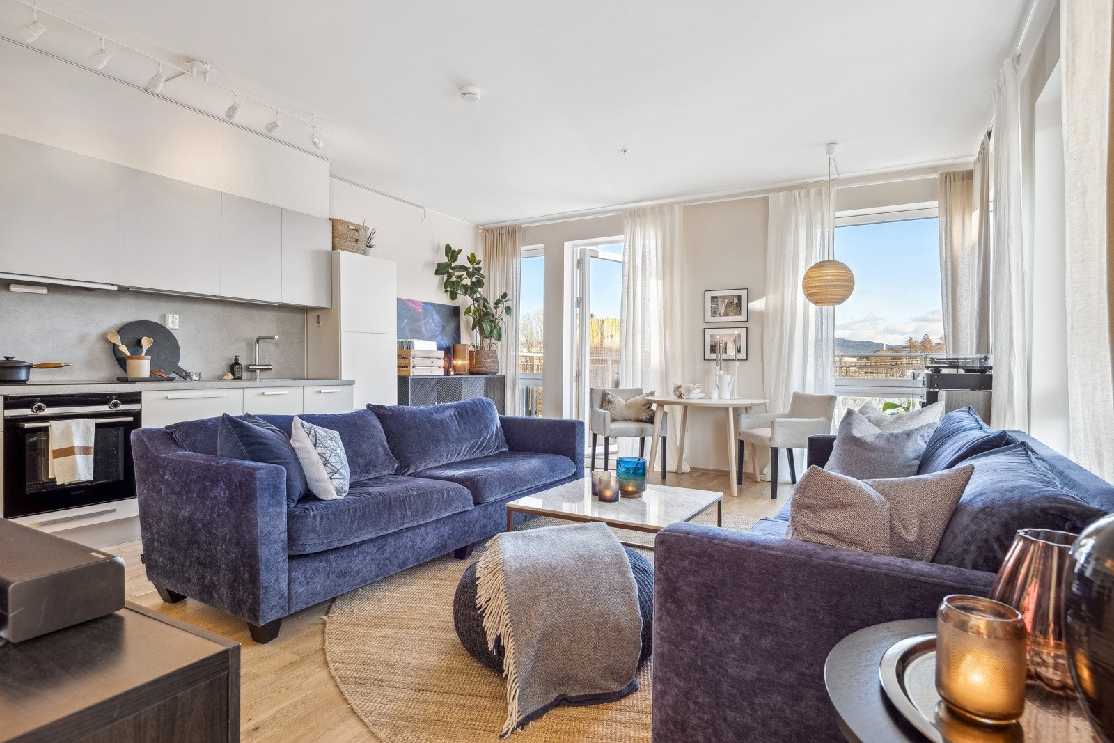 Stuen oppleves som lys og luftig. Store vindusflater gir godt med naturlig lysinnslipp. Galleribilde