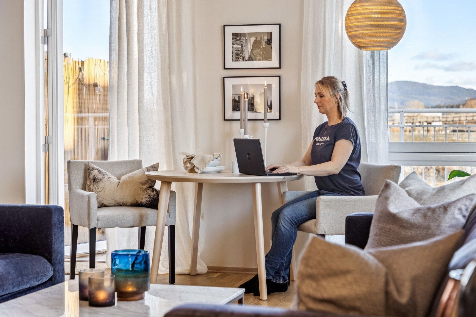 Stuen har en sosial planløsning som skaper naturlig plass til en spisegruppe. Galleribilde