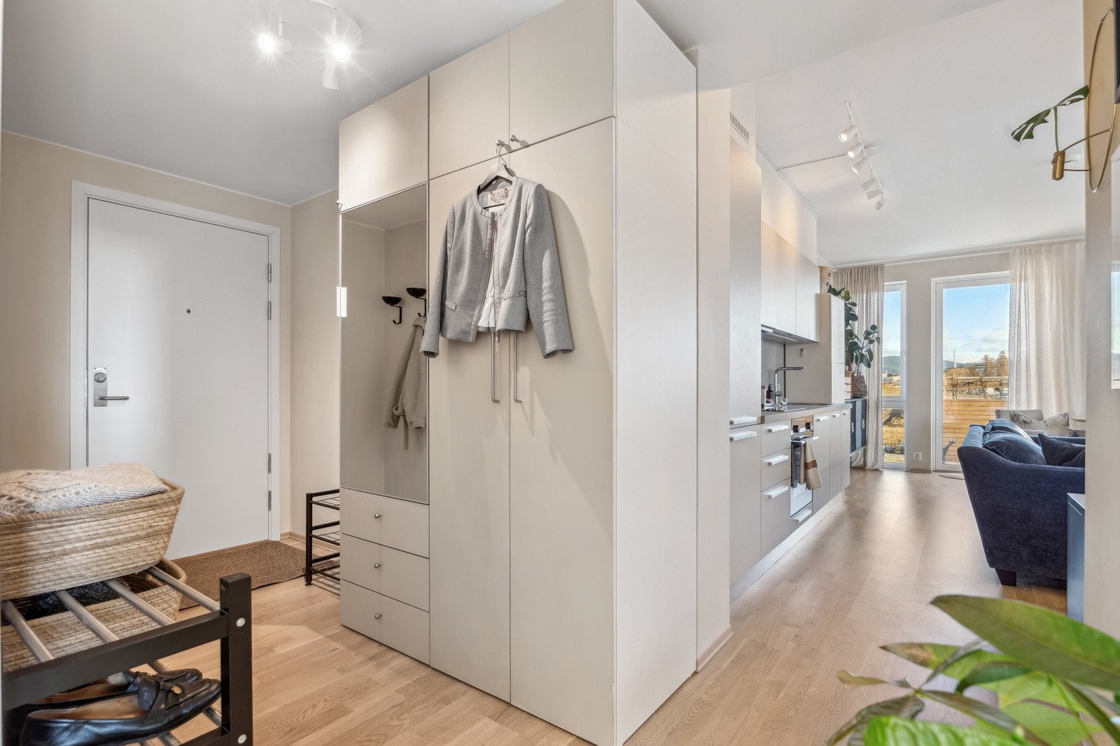 Lys og fin entré med god plass til oppbevaringmuligheter og møblement. Galleribilde