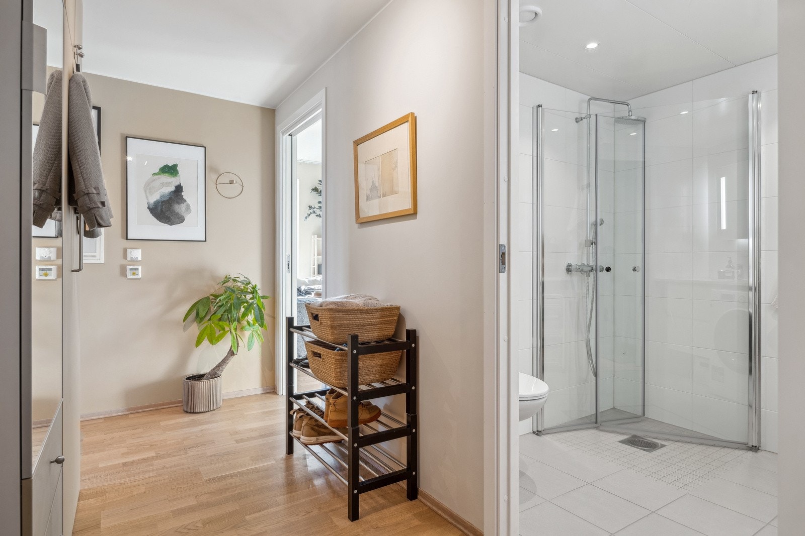 Badet ligger i tilknytting til entréen. Galleribilde