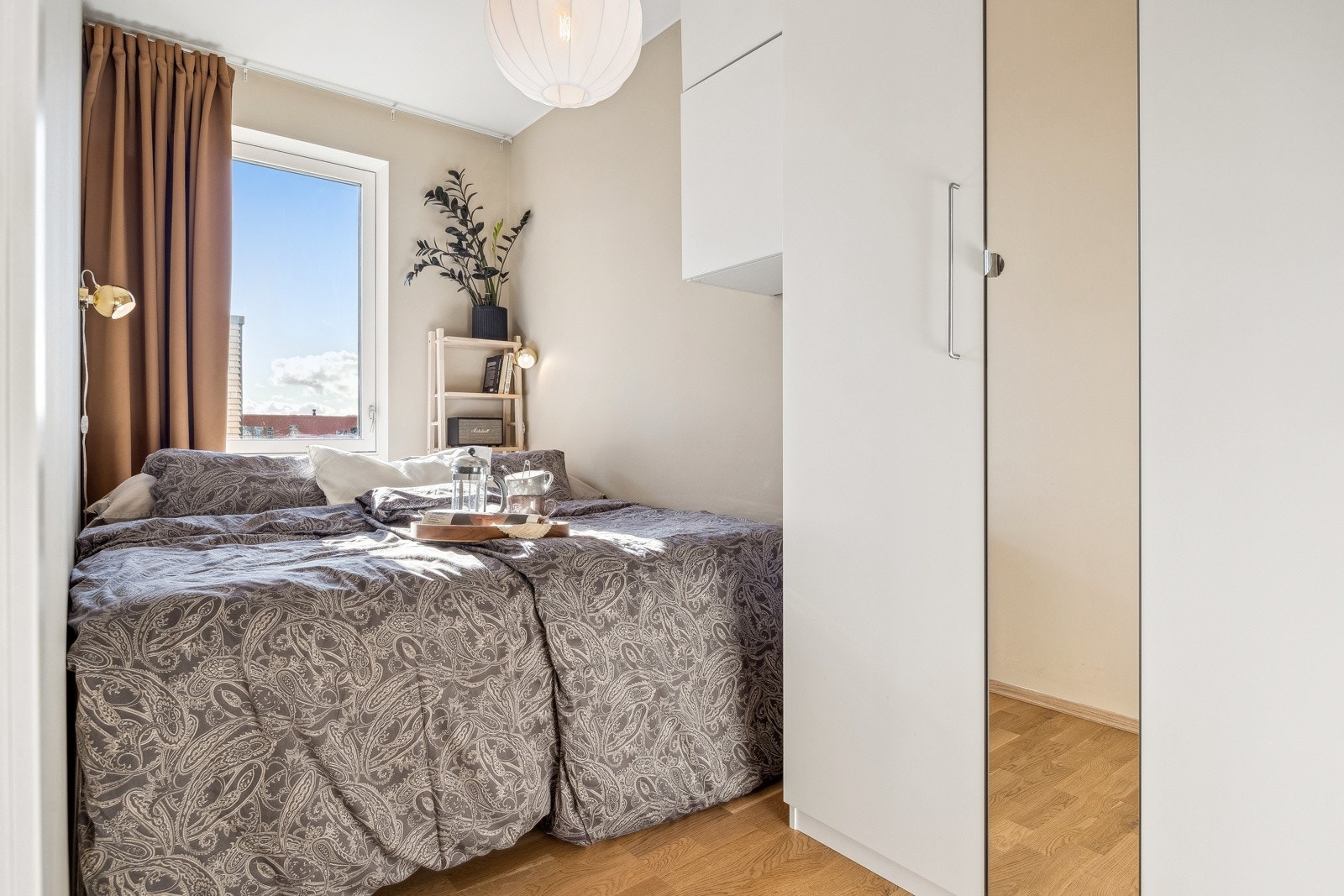 Lyst og fint soverom, kan enkelt møbleres etter ønske og behov. Galleribilde