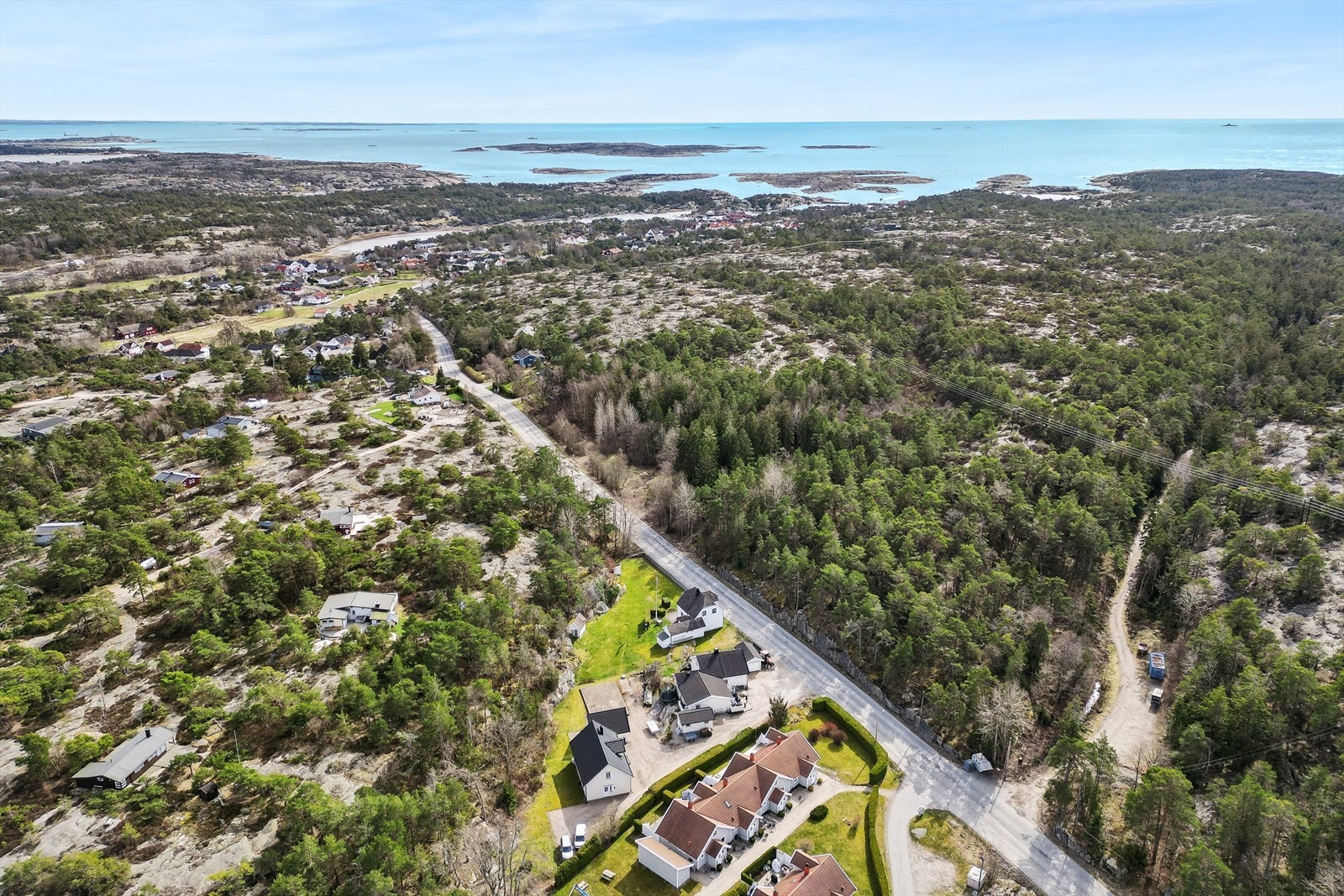 Denne tomten tilbyr ideelle oppvekstsvilkår for barn, med nærhet til Hvalers vakre sjølandskap, inkludert holmer og skjær, samt flotte tur- og rekreasjonsmuligheter. Galleribilde
