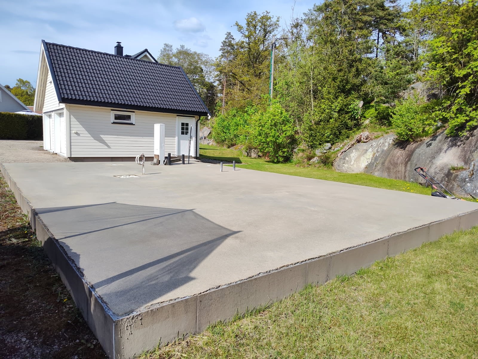 Tomten er allerede klargjort. Pælet til fjell, armering, isolasjon og betongarbeider som ble utført i 2013 Galleribilde