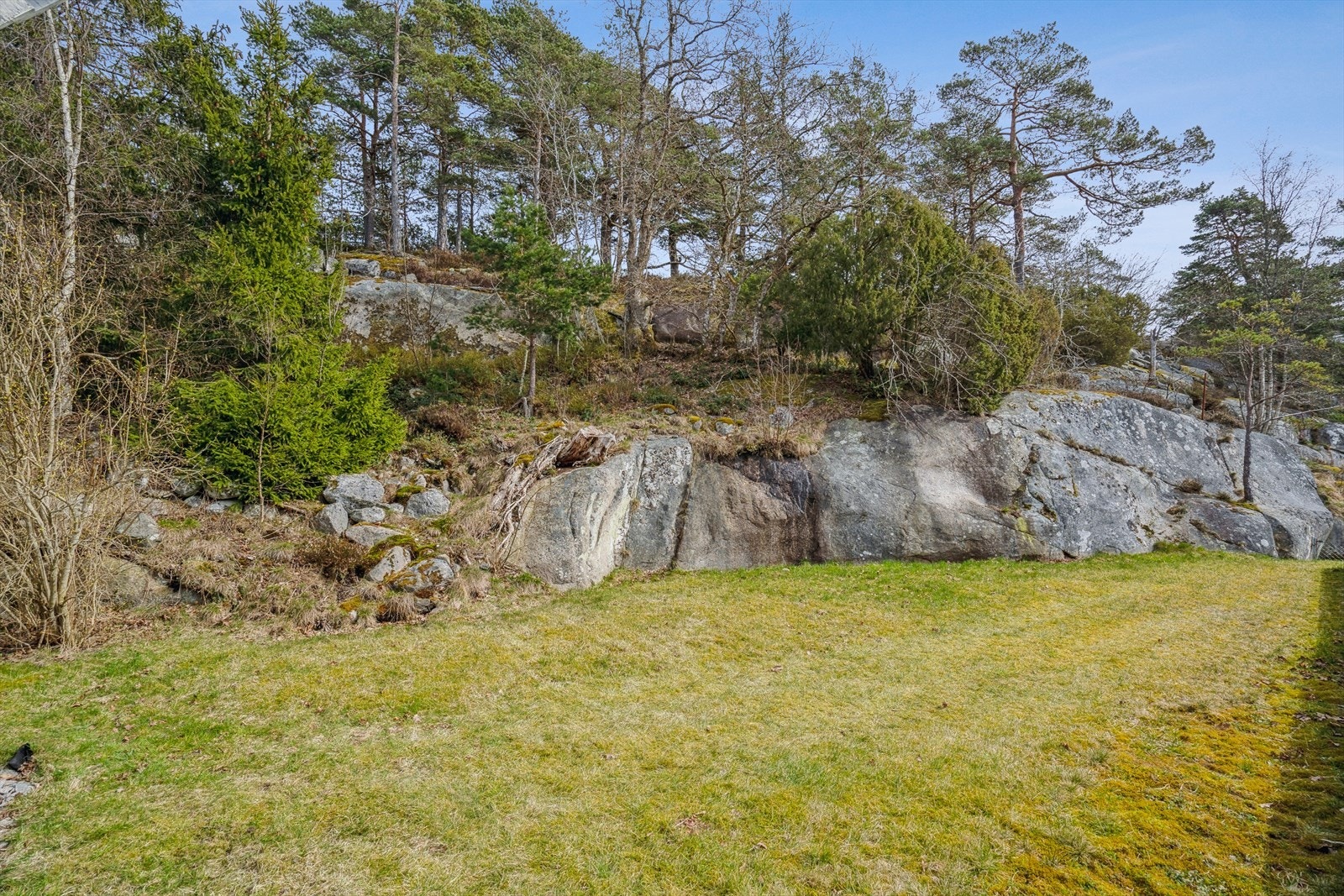 Den naturlige del av tomten som ligger rundt boligen er 500 kvm og er opparbeidet med plenarealer og noen busker. Galleribilde