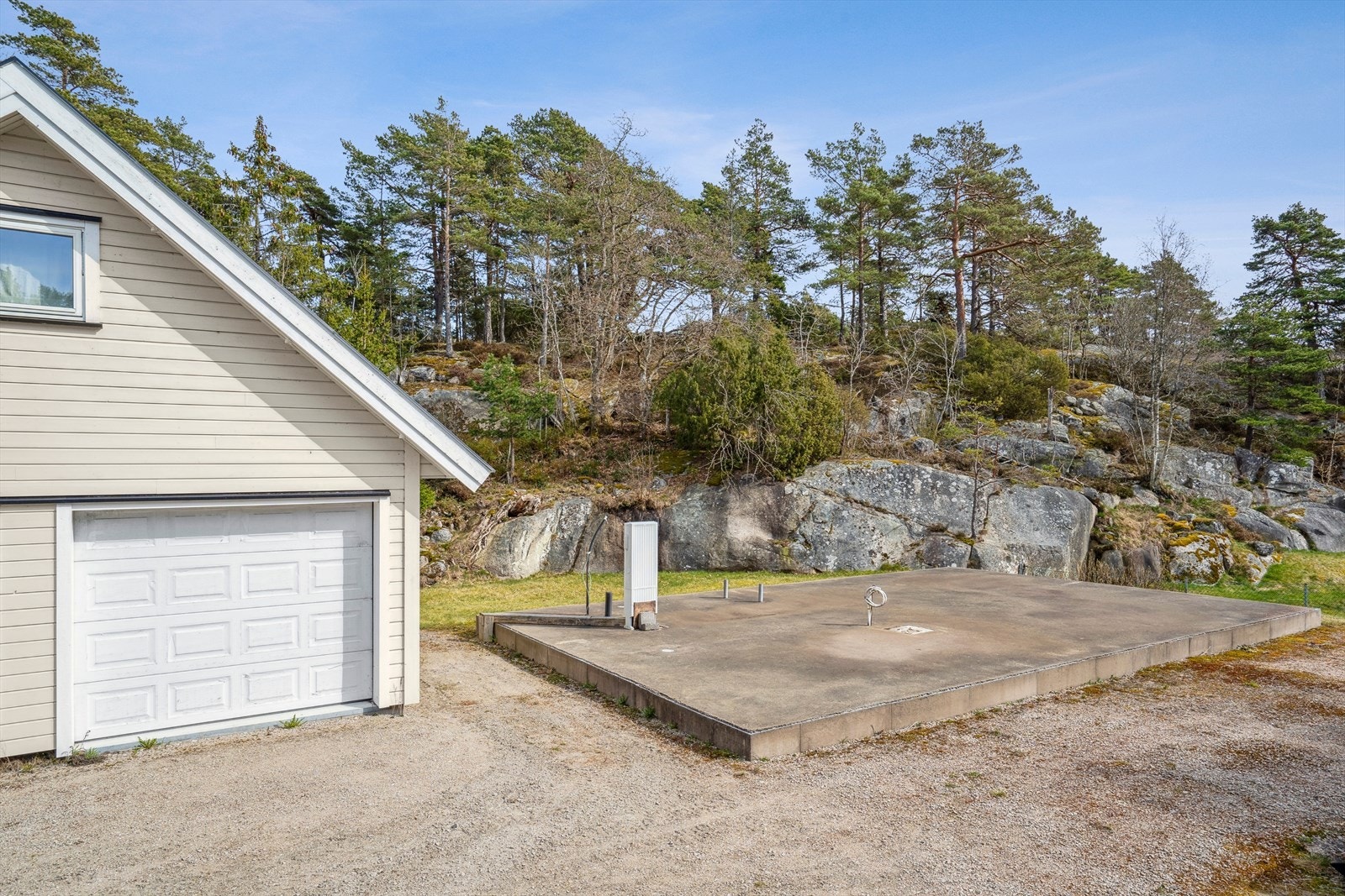 Felles eiet garasje er ferdigstilt, og denne seksjonen disponerer den ene garasjeplassen. Galleribilde