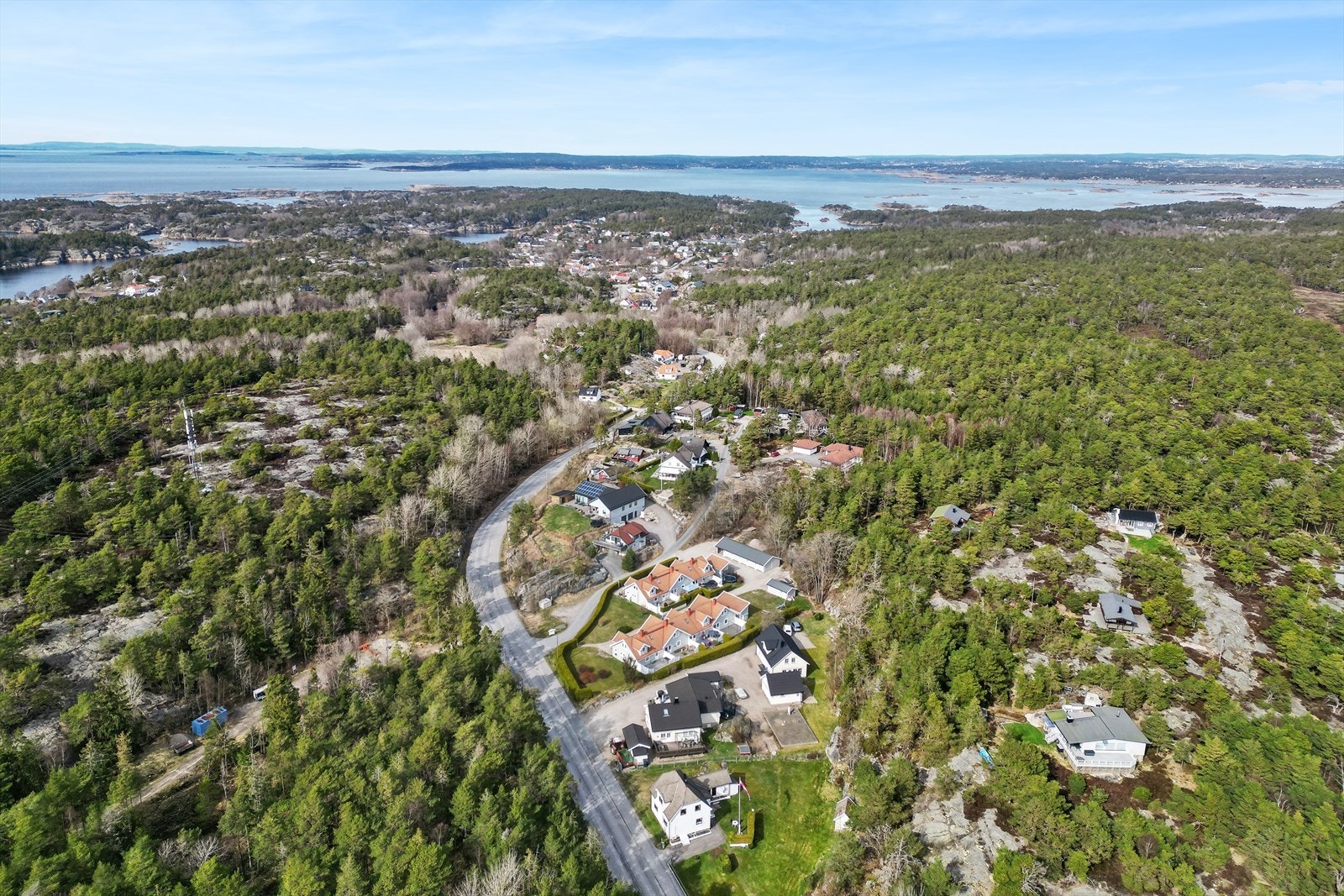 Landlig og solrikt beliggende i idylliske omgivelser like ved Utgårdskilen på Vesterøy. Galleribilde