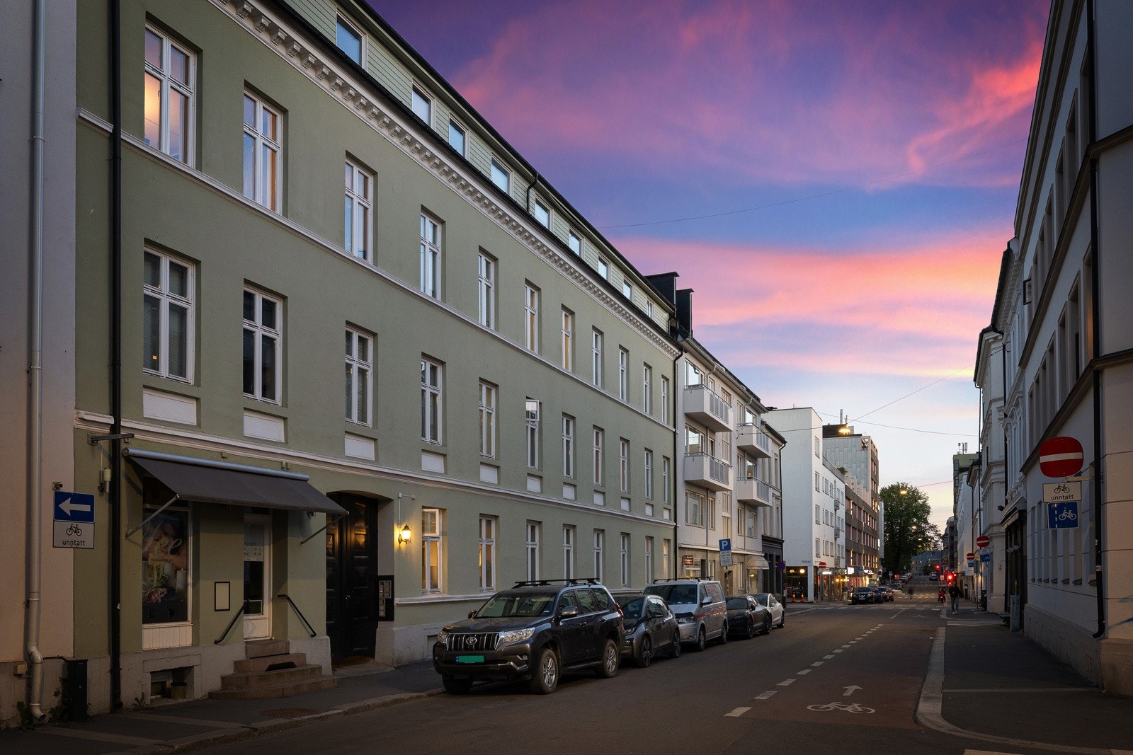 Gaten er enveiskjørt og oppleves som rolig. Galleribilde