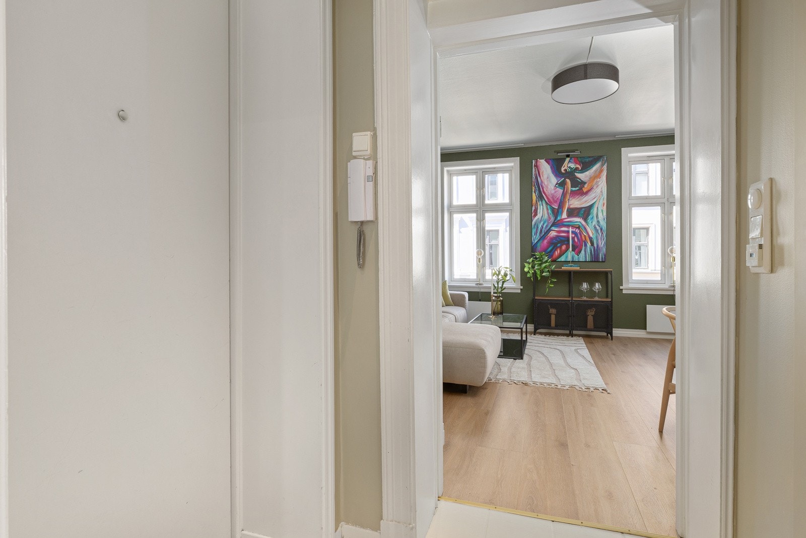 Ved entréen har du du mulighet for avsetning og klesoppheng. Det er ekstra lagring i kjeller og loftsbod. Galleribilde