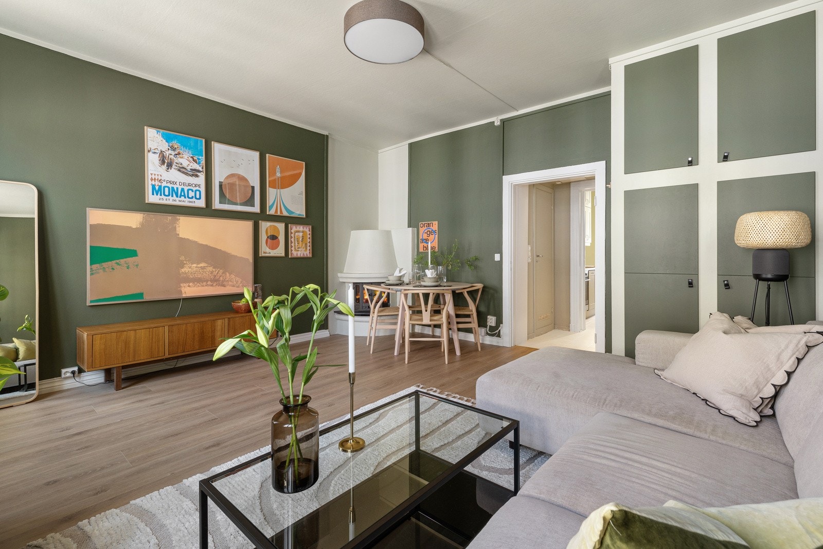 Det er plass til en komfortabel sofasone og en spiseplass, som begge har god plass Galleribilde
