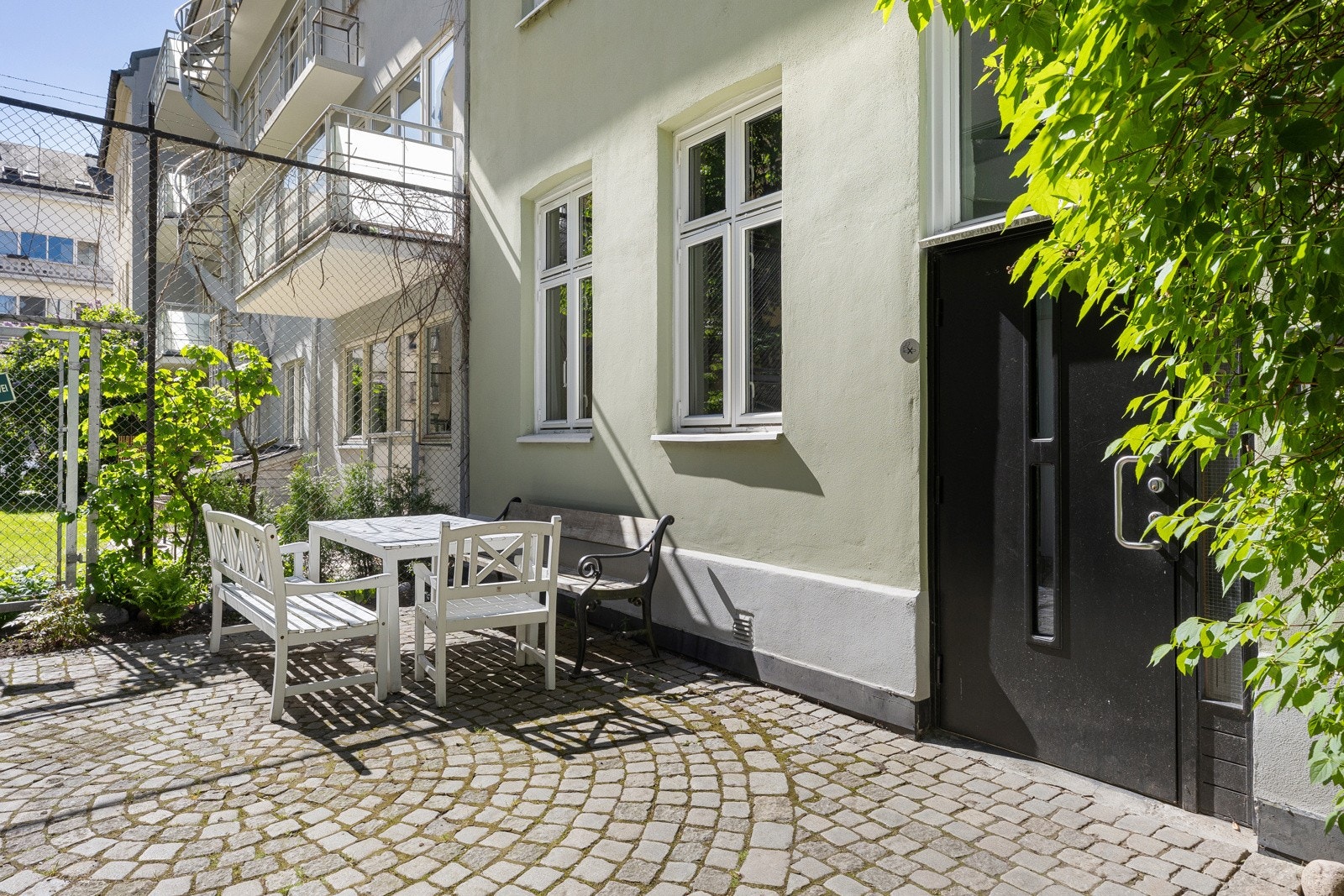 I tillegg til den hyggelig bakgården er det kort vei til både Stensparken, Frognerparken og Marienslyst feks. Galleribilde