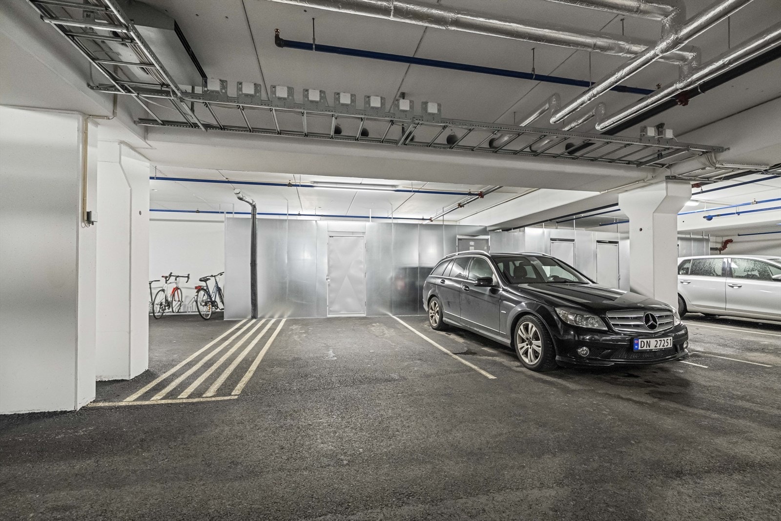 Fast plass innerst i garasjen - her er det mulig å installere elbil-lader ved behov Galleribilde