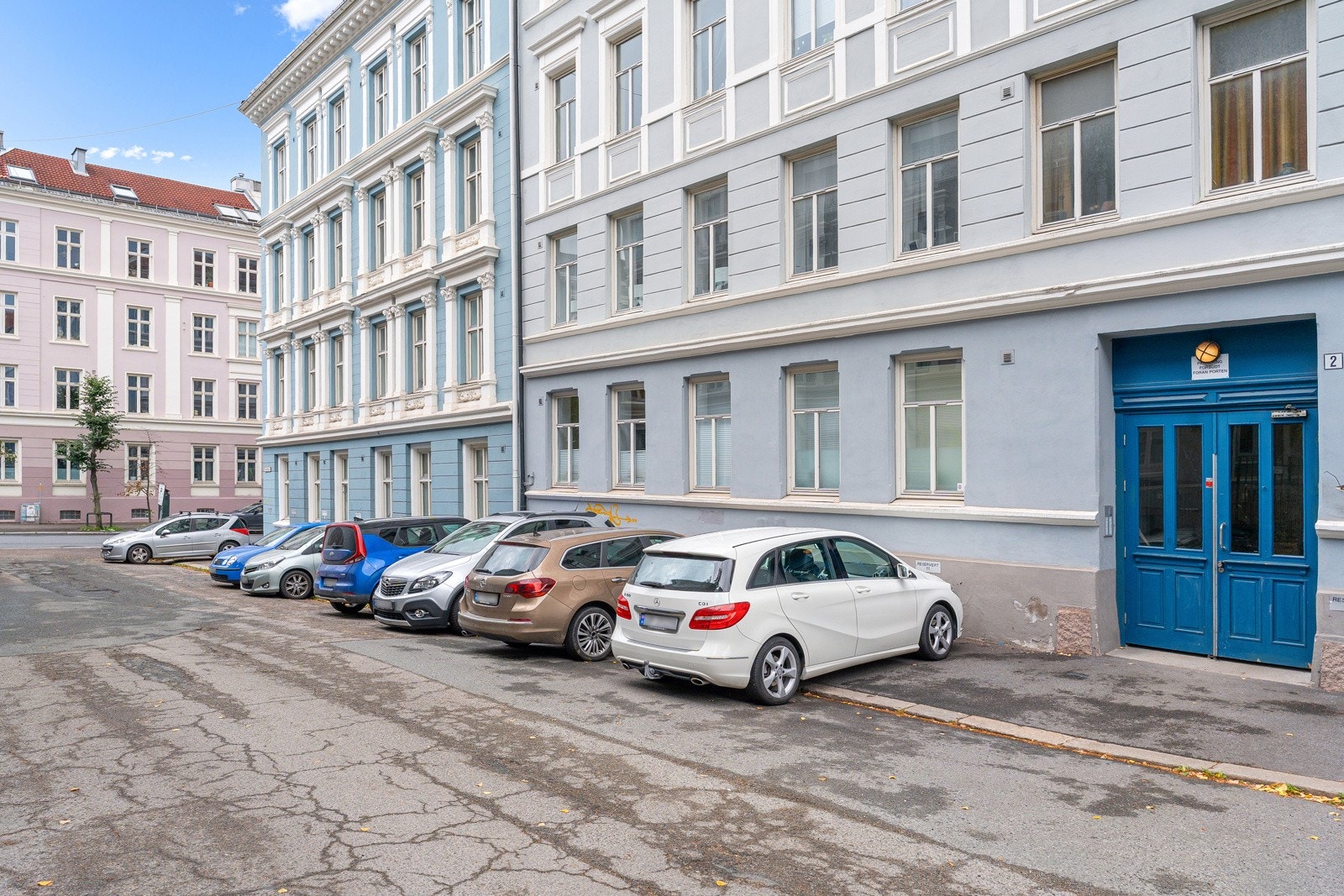 Borettslaget har 16 parkeringsplasser utenfor man kan få leie 1 plass til kr 300,- i mnd. Galleribilde
