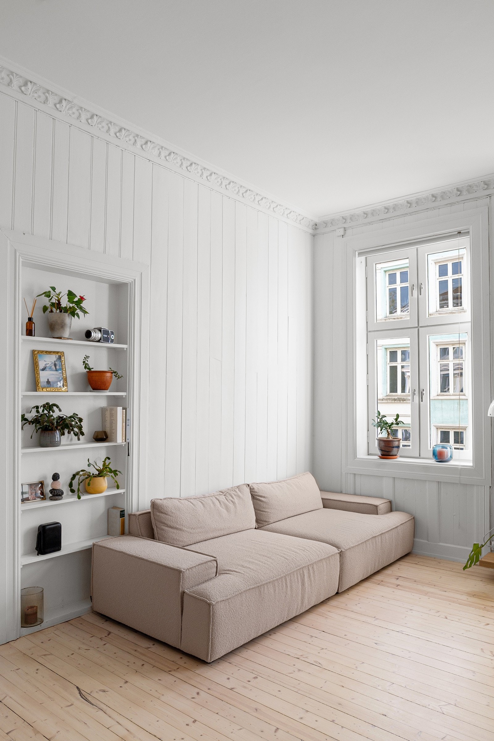 Stuen er svært romslig og rommer enkelt flere sittegrupper, bl.a. en stor sofa. Galleribilde