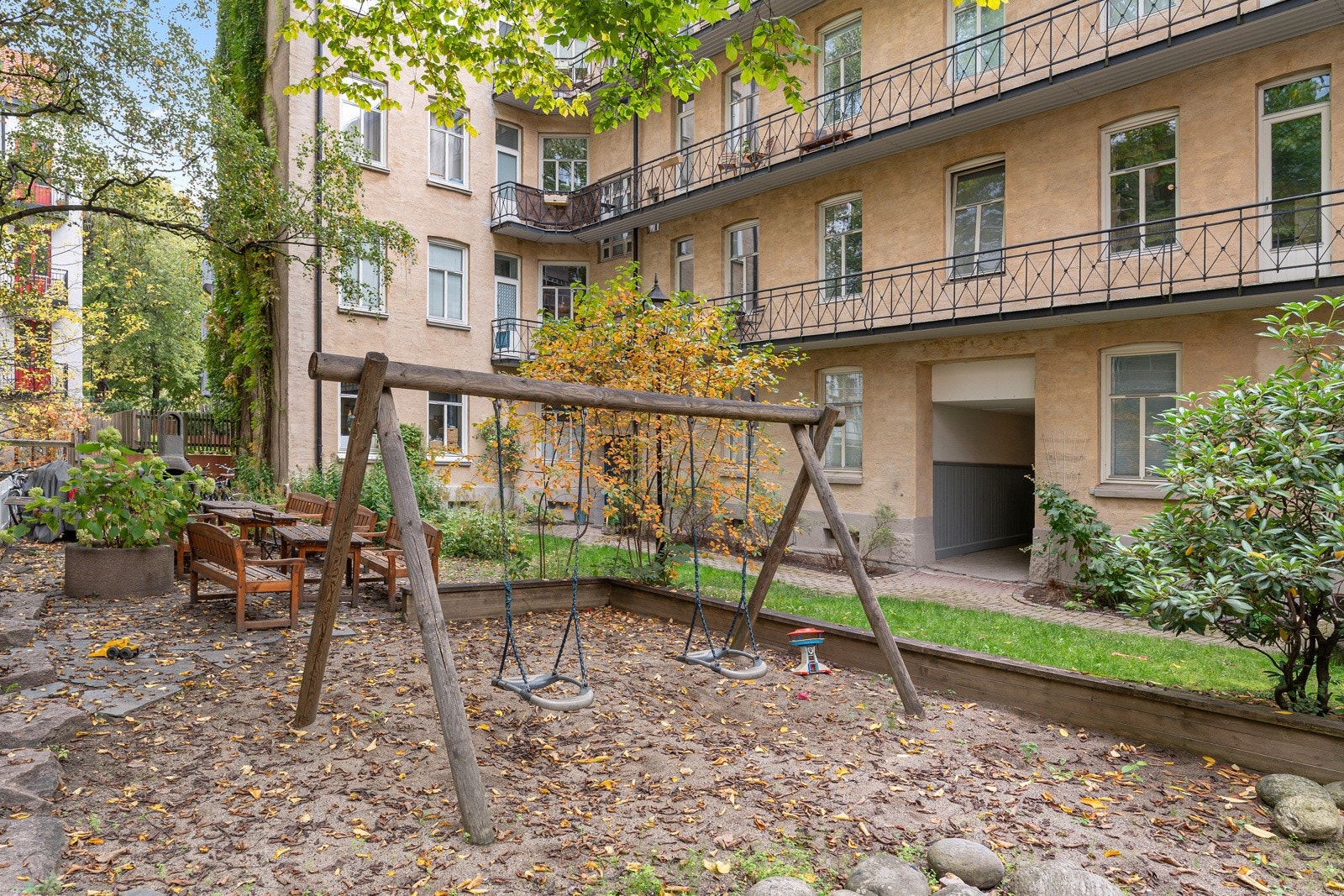 Bakgården er pent opparbeidet. Galleribilde