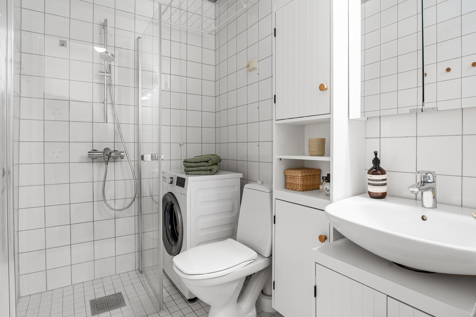 Her får du dusjnisje med innfellbare glassdører og opplegg for vaskemaskin. Galleribilde