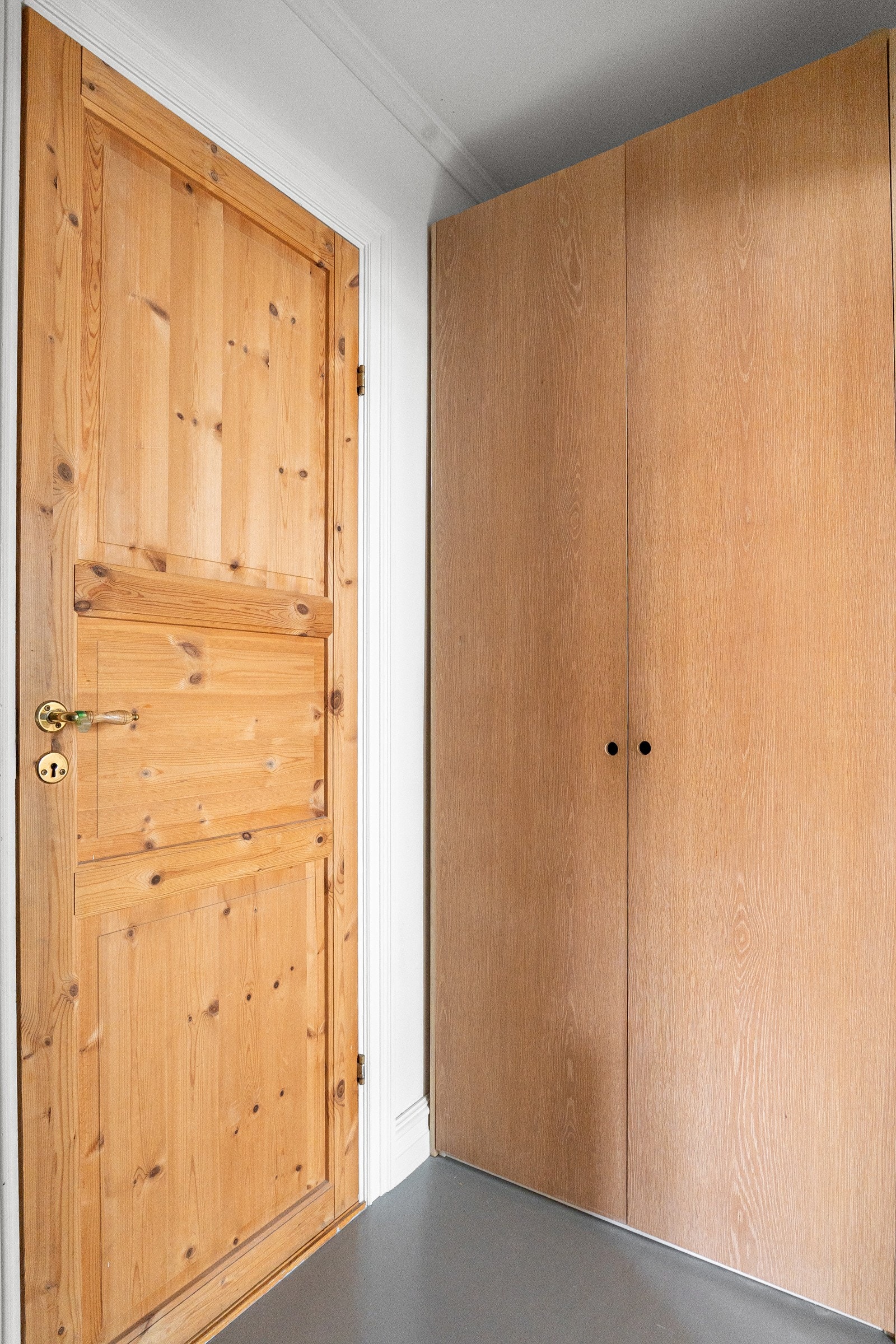 I entréen er det er stort garderobeskap som rommer det du trenger av jakker, sko og diverse. Galleribilde
