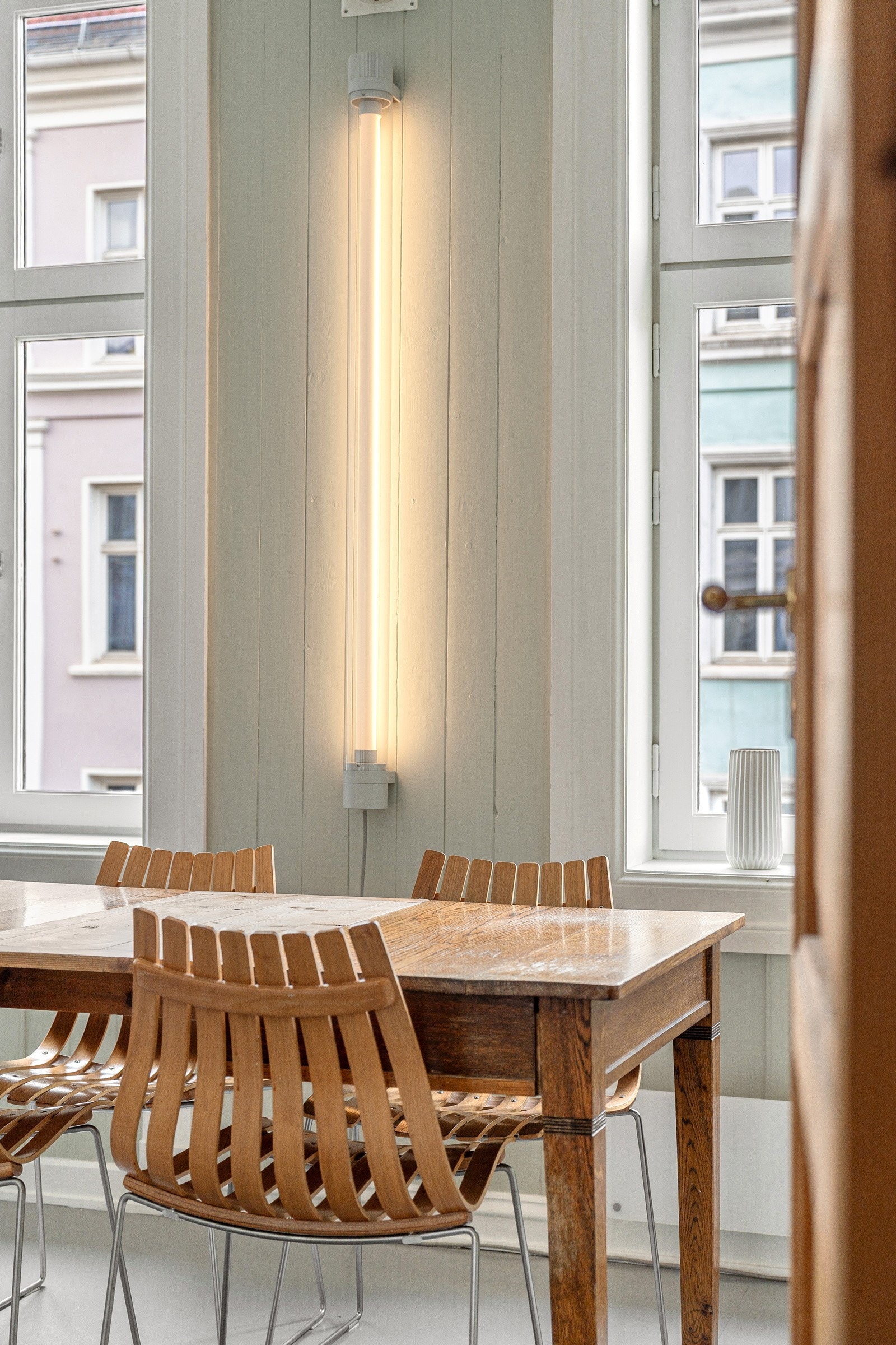 Vegg i vegg med stuen finner du det nydelige spisekjøkkenet som er nymalt i år. Galleribilde