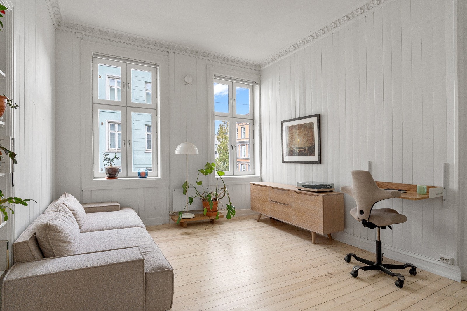 Nydelig stue med store vinduer, raus takhøyde, stukkatur, rosett og nyslipte gulv. Galleribilde