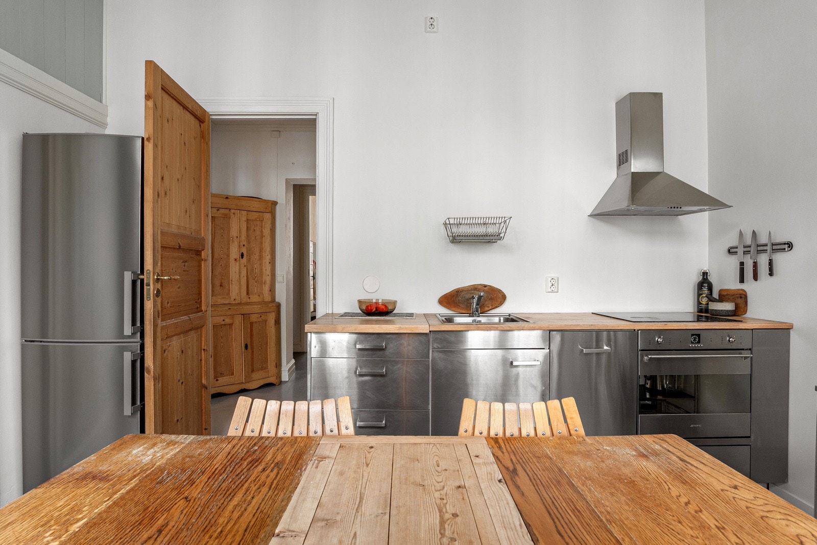 Du får kjøleskap m/fryser, oppvaskmaskin, stekeovn, og platetopp m/ventilator over. Galleribilde