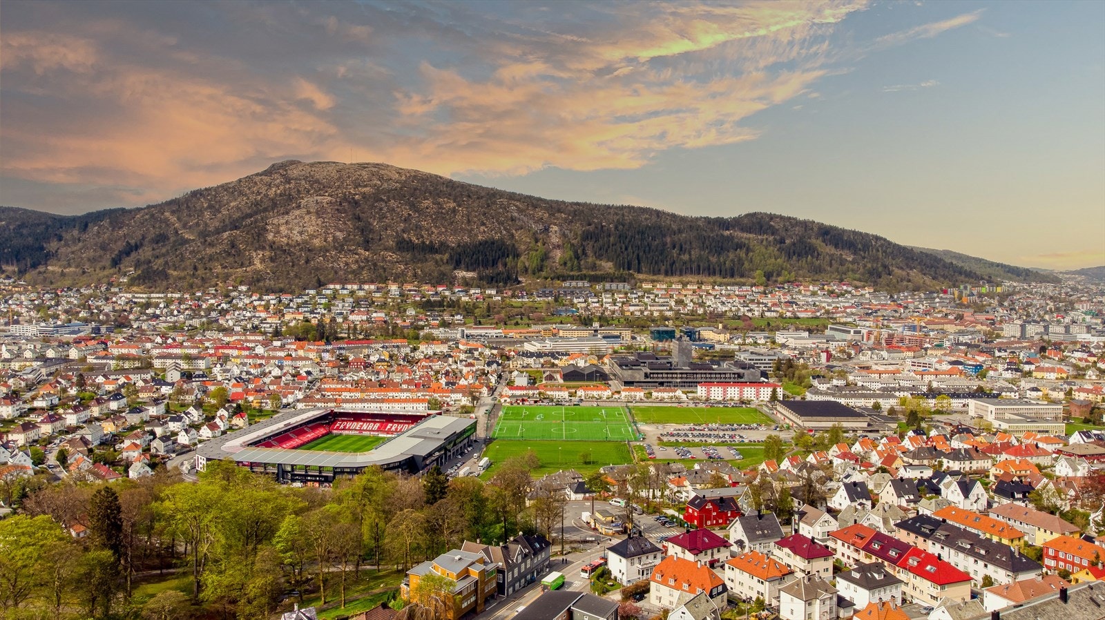 I nærheten ligger Landåshallen, Bergenshallen, Turnkassen, Gimlehallen, Brann stadion, Nymark anlegget og Haukelandshallen. Galleribilde