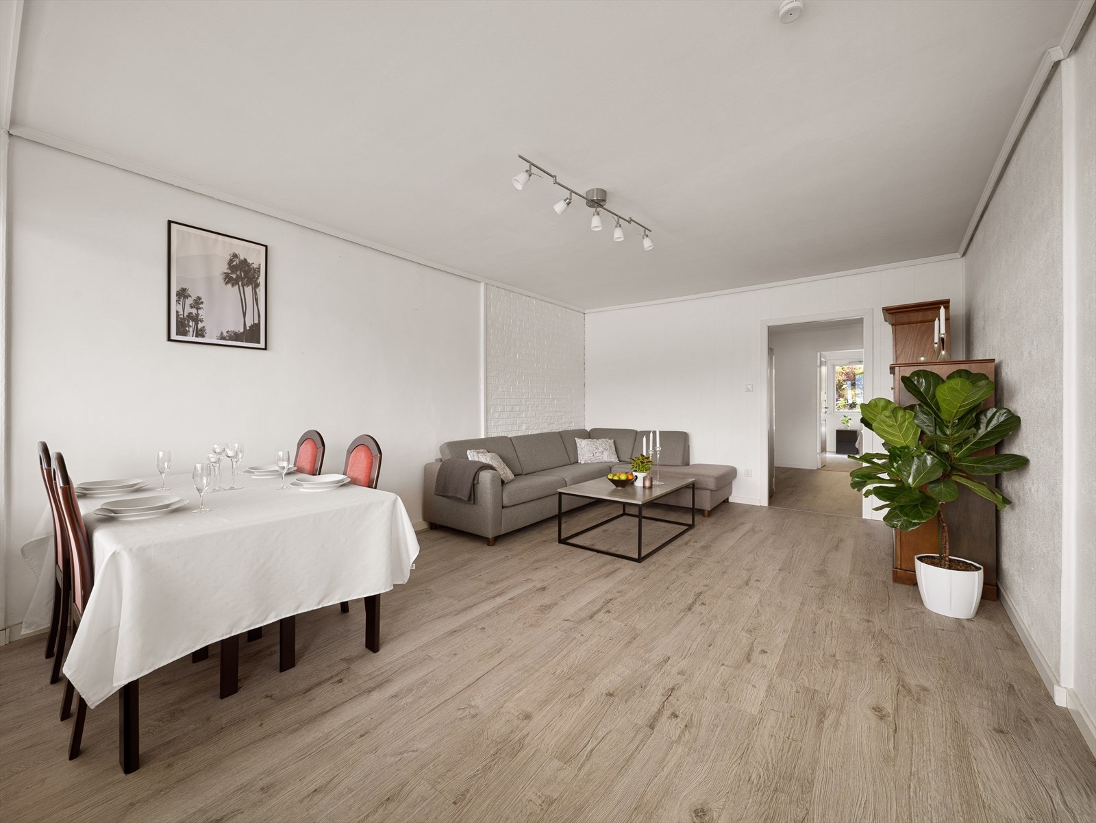 Det er god plass til å innrede med både sofagruppe- og spisebord. Galleribilde