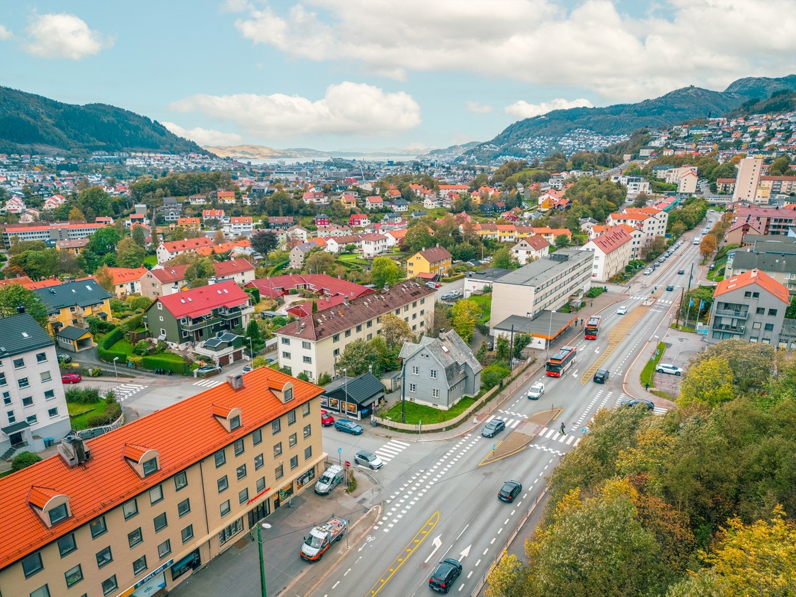 Ønsker man en tur inn til bykjernen finner man bussholdeplass like i nærheten. Videre er det kort vei til bybanestopp som tar deg rast og enkelt til sentrum og/eller sørover mot Lagunen og Flesland flyplass. Galleribilde