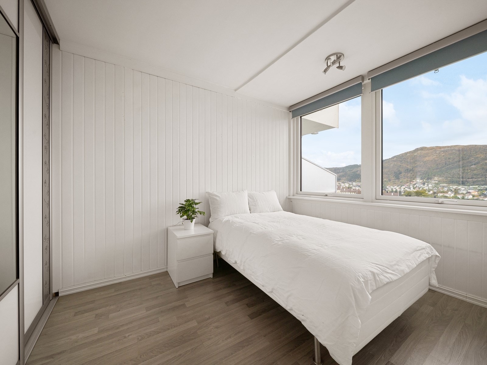 Rommet er innredet med en stor skyvedørsgarderobe. Galleribilde