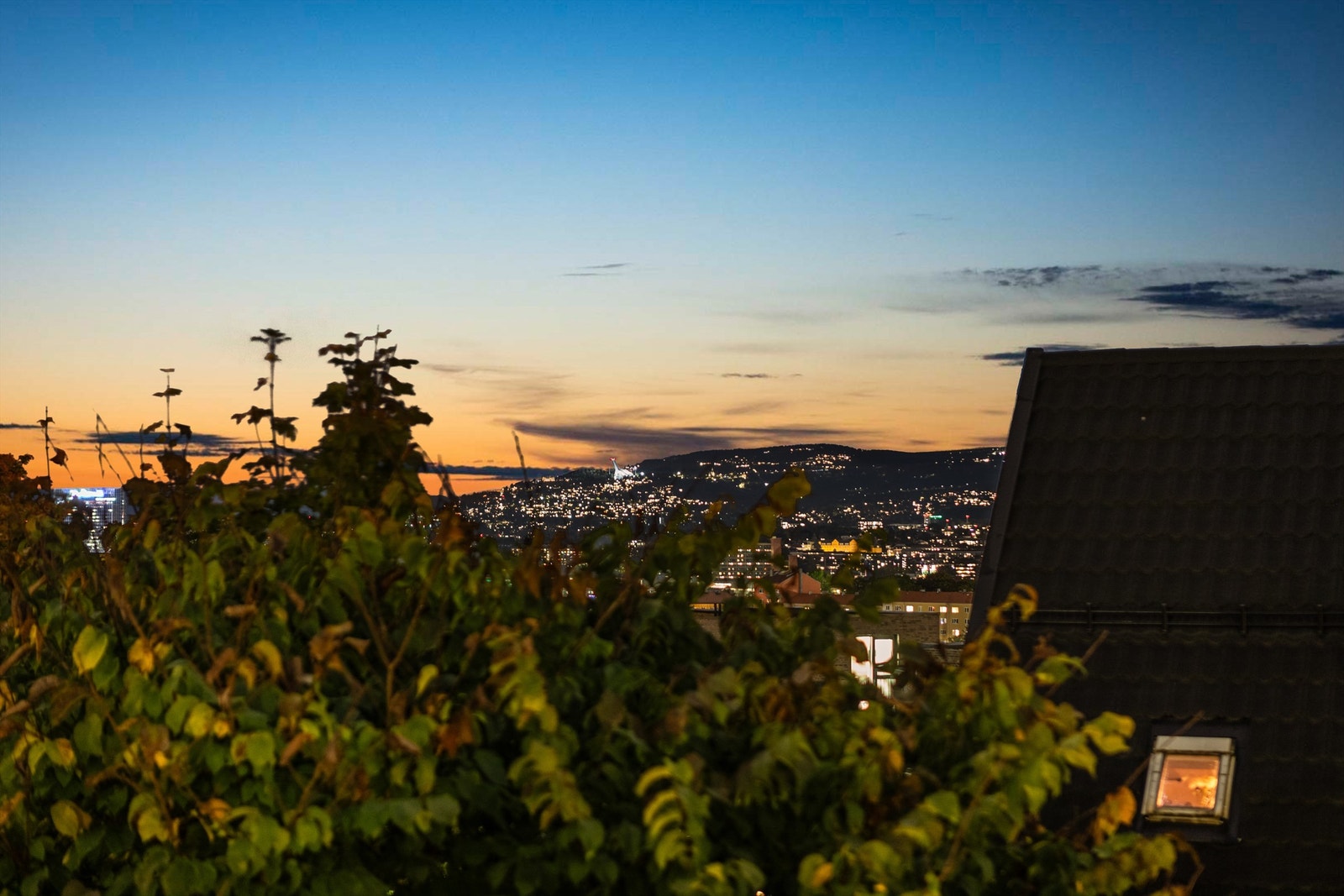 Fra stuen er det utgang til en usjenert balkong på ca. 5 kvm med flott utsikt mot byen og Holmenkollen. Galleribilde