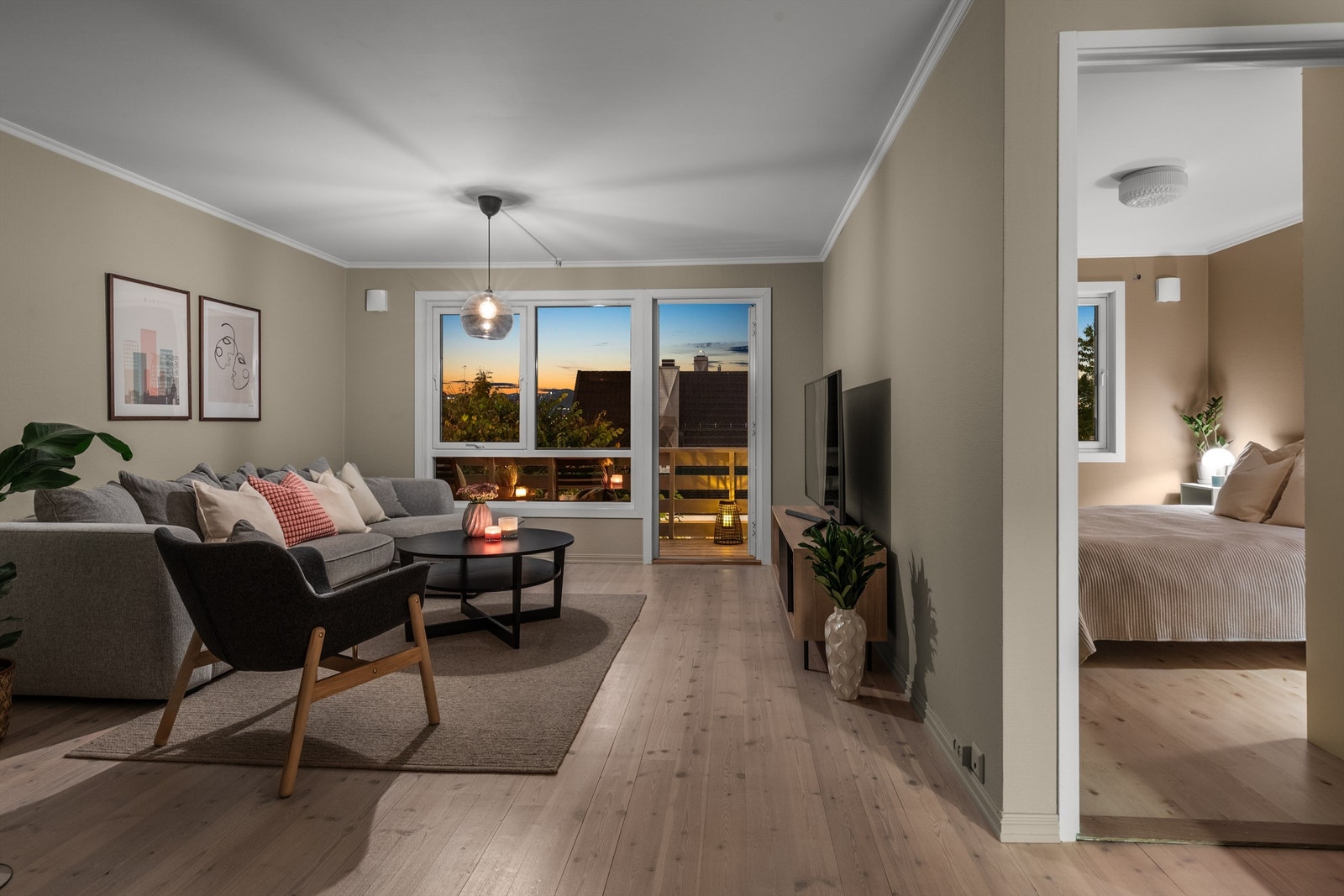 Romslig og innbydende stue med store vindusflater og med god plass til sofagruppe og tilhørende møbler. Galleribilde