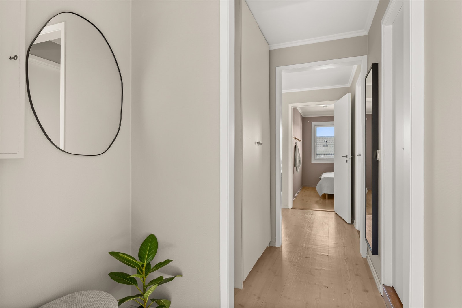 Romslig og praktisk entré med plass til oppbevaring av yttertøy og sko i garderobeskap. Galleribilde