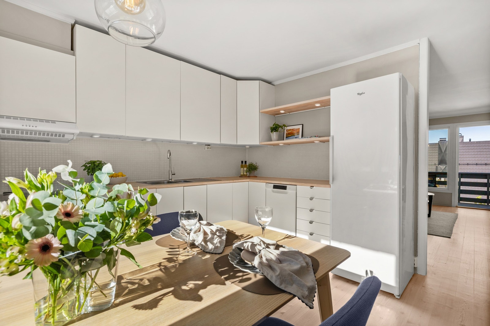 Innredningen består av glatte fronter og benkeplate i tre. Det er flislagt vegg mellom benkeplate og overskap, samt belysning og stikkontakter under overskap. Galleribilde